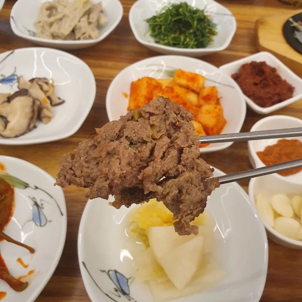 #한상근대통밥 #담양한상근대통방 #담양맛집 #담양떡갈비 #담양대통밥 #전남대통밥 #광주근교맛집 #대통밥원조

가족외식 하기 딱 좋은
대통맛 맛집
한상근대통밥에 왔는데요! 

메인부터 사이드메뉴까지
푸짐하게 나오니 부모님께서 너무 좋아하시는데요!

그 중 역시나 돼지갈비가
예술입니다!ㅎㅎ