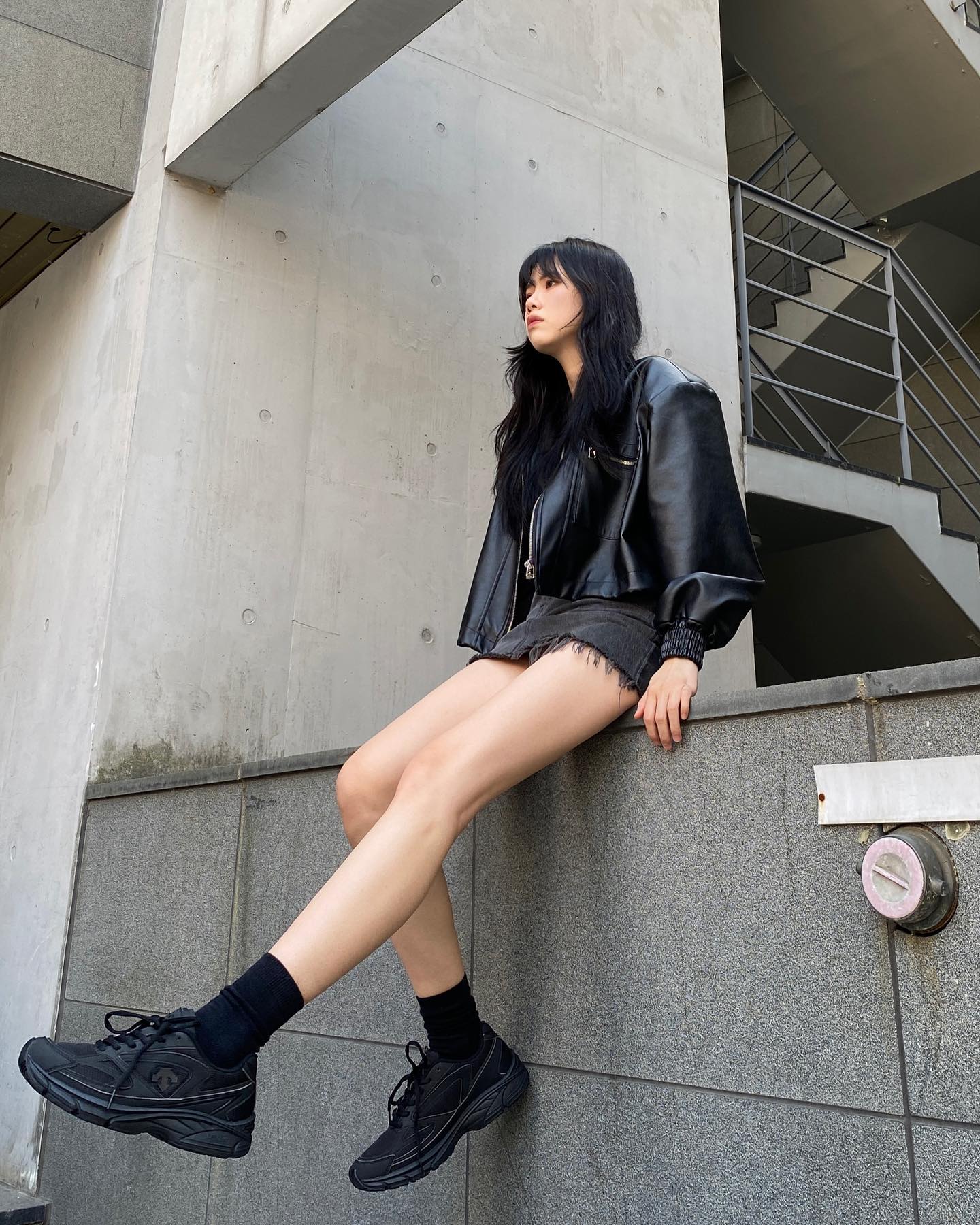 정말정말 오랜만에 복귀한-
성령입니다🕊️ 다들 보고싶었어요~

요즘 패션 스타일도 조금 많이 바꿨고
현생에 치여 조금 늦었습니다롱🥹

제 복귀와 함께해주신 descente_kr 
에서 #제품협찬 으로 이번에 2000년대 감성을 다시 불어넣은 레트로한 런닝화를 출시했습니다

어떤 룩에도 무난하며 심플하면서 깔끔한 디자인으로 힙한 무드에도 캐주얼 무드에도 어디든 어울리는 신발입니다⛹️⛹️‍♂️

좋은 기회 주신 descente_kr 에도
감사말씀을 드립니다🙏🏻

#데상트 #운동화추천 #런닝화 #DESCENTE #레인저2000 #스트릿코디
