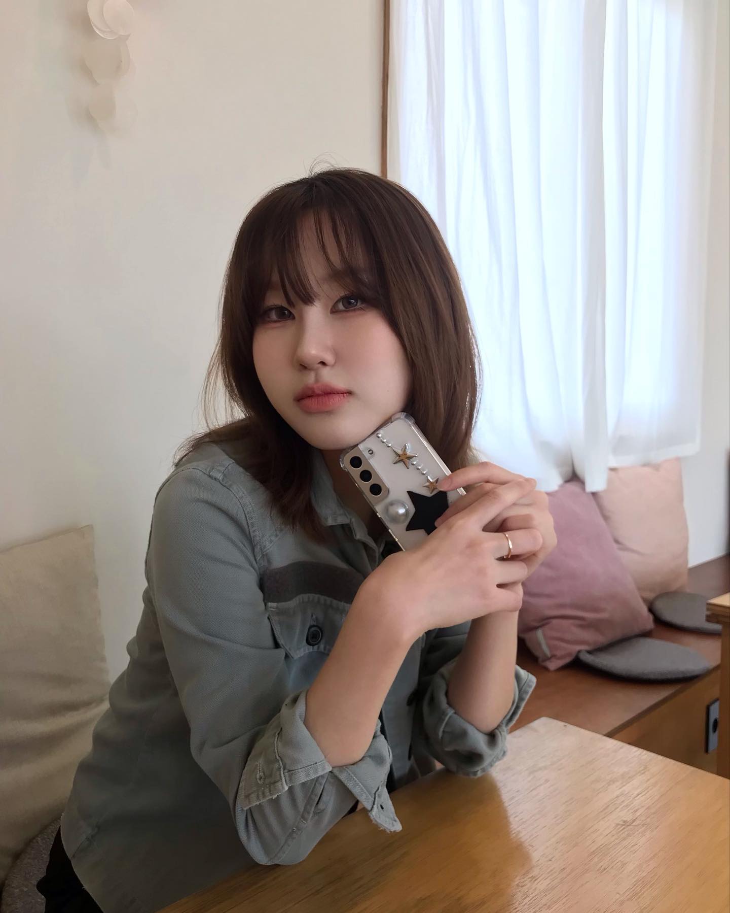 좋아하는 카페에서 좋아하는 폰케이스 자랑하기..😉 감기때문에 죽다살아났지만 얼죽아🥶 다들 감기 조심ㅠ