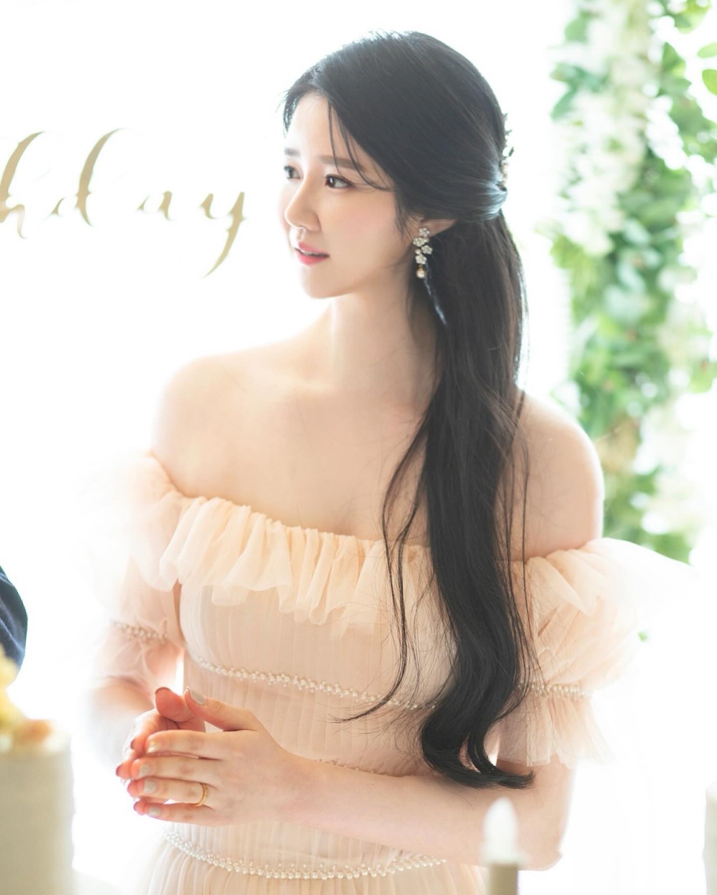 #첫돌 
진짜 신경 많이 썼던 온이 처음 생일 
당일날 친정부모님 코로나 걸려서 못오시고 
바람도 너무 많이 불어서 야외촬영 나갔다가 
너무 지치는 바람에 이 예쁜 돌상에 정작 주인공은 
웃지도 않고 꽉 끼는 수트 입고 불편한지 울상이였던 온이 🥹 
덕분에 울상인 사진 뿐이라는.. 돌상 사진 한장도 못건짐..ㅜㅜ 

돌상 진짜 고민 많이 하고 고른 생화장식인데 너무 너무 아쉬워🥹
이래저래 사건 많았던 돌잔치라 자세히 보지도 않았던 돌사진인데
지나고 보니 준비하느라 행복했고 즐거웠던 소중한 추억♥️