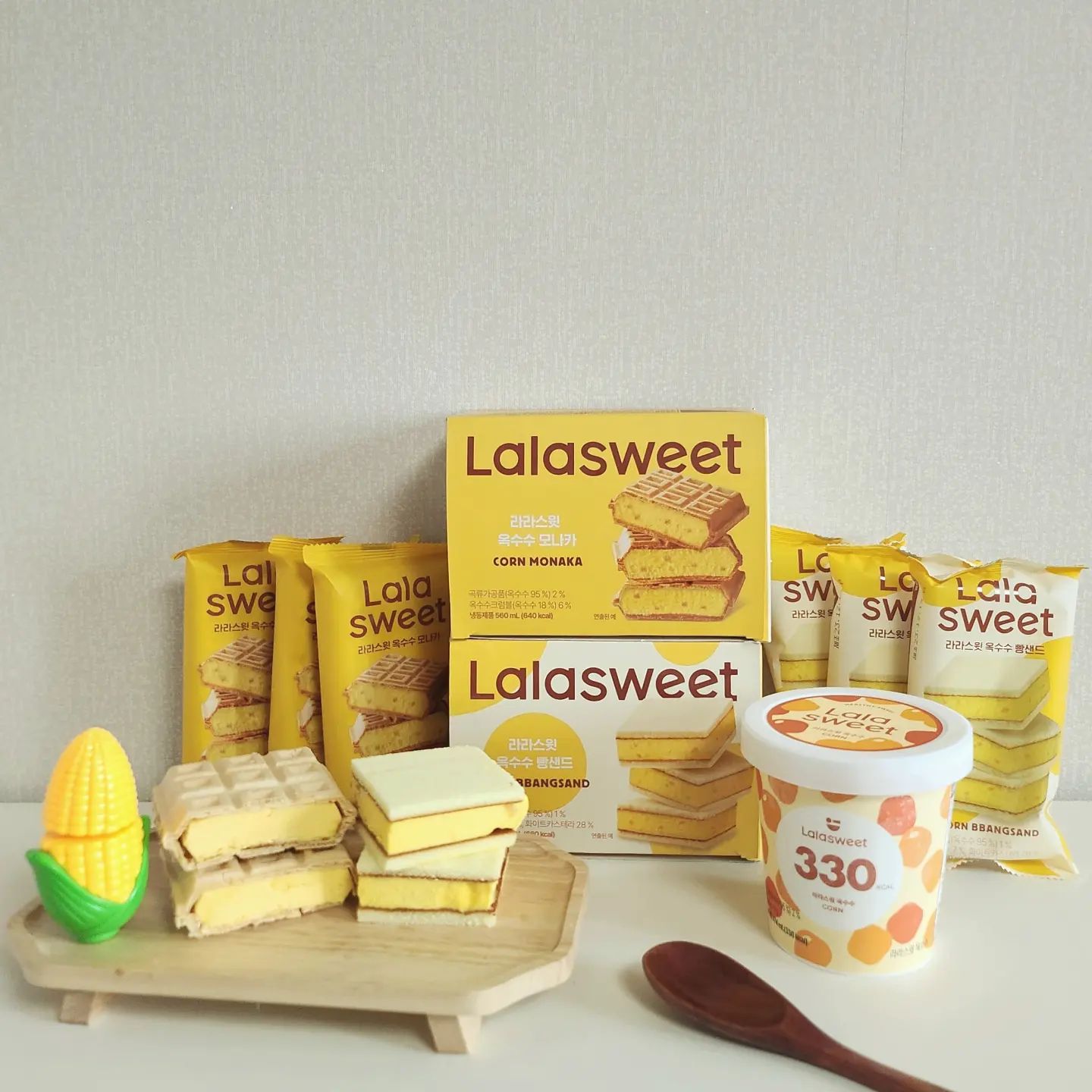 #제품협찬 #라라스윗
Thanks to lalasweet_icecream

라라스윗 신상 옥수수 3종 아이스크림

다이어터들에게 최고인데
하... 너무 맛있어서
이게 과연 최고일까? 
하는 생각이 잠시 들었음
너무 맛있고 칼로리 걱정도 없다보니 
진짜 계속먹게 됨 -_ㅜ

라라스윗의 옥수수 3종 구성은

파인트, 모나카, 빵샌드

옥수수 알갱이가 씹히는
쫜듯한 아이스크림
퍼묵퍼묵하다보면
한 통을 순삭하게 되는데...
다 먹어도 330 칼로리 밖에 안 되는
천사같은 아이스크림

모나카
옥수수크럼블에 
반할 수 밖에 없는
천상의 맛...
파삭함과 부드러움의 조합!
그리고 뒤이어 따라오는
꿀,,,인가? 꿀같은 달콤함
이건 안 먹어보면 
진짜 후회 할 맛

빵샌드
부드럽고 촉촉한 빵과
달콤한 옥수수 아이스크림의
환상적인 조합
옥수수 알갱이가 씹힐 때
그 쾌감!! >.<
빵샌드 아이스크림은 
끔찍한 혼종이라며 
싫어하던 나인데
앉은자리에서 
두 봉지 순삭해버렸다능

연말 달콤한 라라스윗 옥수수3종과함께
가볍게 사르르르 녹아내려보는거 어때요?

#라라스윗옥수수3종 #옥수수파인트
#옥수수모나카 #옥수수빵샌드 #신상간식
#라라스윗아이스크림 #아이스크림추천
#다이어터간식 #다이어트간식
#저칼로리아이스크림 #디저트추천
#홍챠 #홍챠의일기 #홍챠의간식 #홍챠의식단