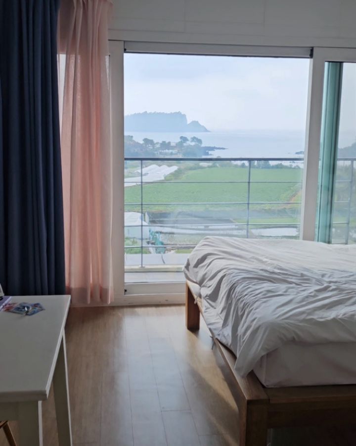 #제주도오션뷰숙소

서귀포에 위치한 조식 제공되는 #더비비스제주 에 다녀왔어요
모든 객실이 오션뷰라 아침에 일어나서 뻥 뚫린 오션뷰를 감상할 수있어서 너무너무 좋았어요!

호텔 옆, 앞쪽으로 전부 주차가 가능하기 때문에 초보운전, 렌트카운전하시는분들도 편하게 주차 가능하구요.

호텔 안쪽으로는 유료 바베큐장이 넓직하게 있어서 야외에서 바베큐파티도 가능해요!

저희가 묵었던 디럭스더블룸은 오픈형 원룸으로 간단한 취사시설, 화장대와, 욕실, 더블침대가 구비되어있어서 한달살이 하기에도 딱 적합하더라구요.
무엇보다 모든객실에서 넷플리스,티빙, 유튜브 OTT 이용 가능하기때문에 저녁에도 숙소에서도 지루하지 않게 하루 마무리 가능한 점🩷

조식은 이용시간이 선택가능하기때문에 저희는 마지막 타임인 10시로 신청을 해놓았는데 10시 맞춰서 카페에 준비가 되어있더라구요.

호텔 바로 옆쪽에 1분거리에 GS편의점과 순대국집이 있는데 순대국 맛집이예요!!

올레시장, 오는정김밥도 근거리에 위치해 있어서 뚜벅이분들한테도 추천드리고싶은 오션뷰 가성비숙소예요!

#더비비스제주 #제주도펜션 #제주도호텔 #서귀포숙소 #서귀포호텔 #제주도오션뷰숙소 #제주도가성비숙소