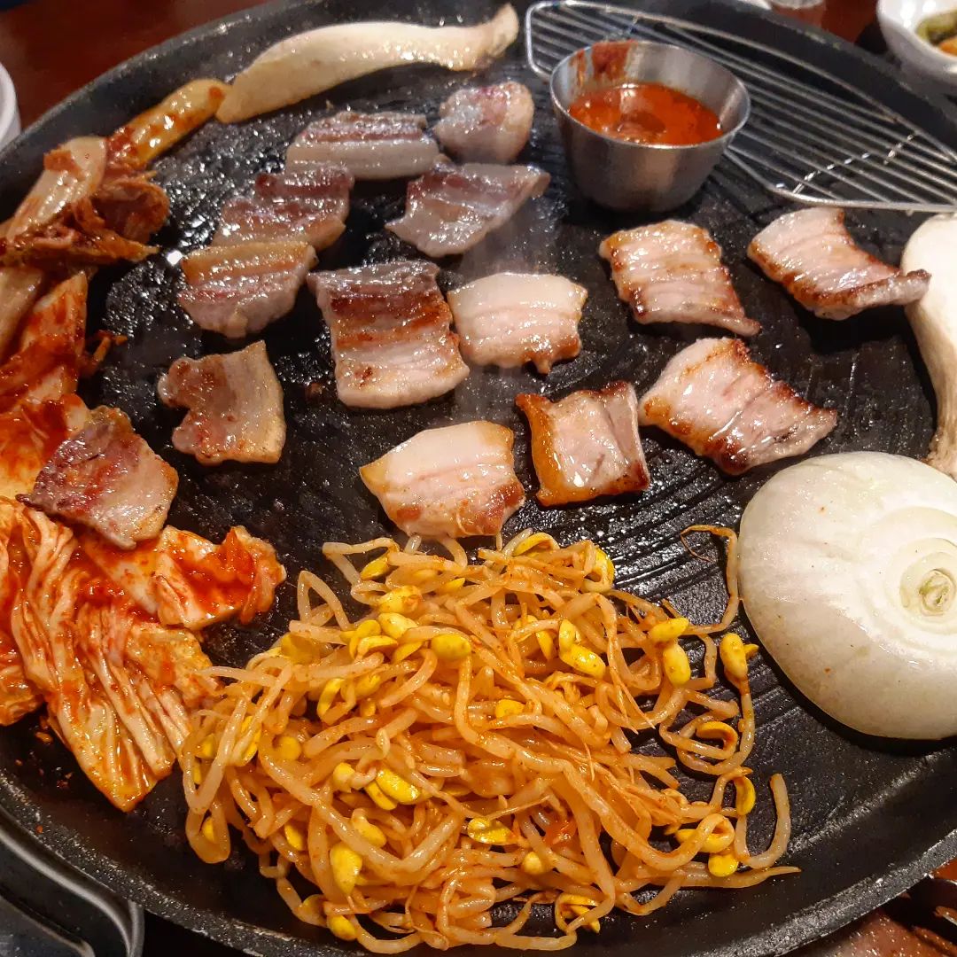 인님들 저 게시물 텀좀 혼내주세요 아주..🥲 다시 시작하는게 왤케 어려운건지 증말..!! 현생 어느정도 접어두고 하려구요 많이 도와주세요 힝훙😅 
며칠 전에 친구 결혼식 간다고해서 그 전날에 #부평 에서 만나서 같이 간 #팔덕식당 입니당,, 
네이버 지도에서는 #고기굽는집 이라고 뜨더라구요 !
어디 가지 찾다가 전 항상 고기 먹을 때 구운 김치 있어야 하고 볶음밥 해 먹을 수 있어야 하는 곳으로 가는데 거기다가 #명란마요 소스까지 있어서 다음 후보 제줏간 패스하고 답정너식으로 바로 여기 갔어요..👍👍
미미세트라고 삼겹 2인에 찌개 하나 같이 나오는 세트 있는데 그걸로 시켰어요,,! 불판은 #솥뚜껑삼겹살 느낌..? 
기본으로 명이나물 주는데는 많지만 #갓김치 주는 고깃집 보셨나요,, 고기 한 점이랑 같이 싸서 먹어도 맛있고 #된장찌개 랑 #볶음밥 에도 궁합 최고에여.. 명란 마요소스도 고기에 찍어먹으면 맛있구! 거기에 #멜젓 도 같이 줘서 넘무 좋았어여..멜젓 감칠맛 러버..❤
찌개도 작은 찌개가 아니라 큰 뚝배기에 나오는데 건더기 양이 엄청 많아서 다 못먹었어요 찌개만 밥에다 먹어도 배부를듯.. 
볶음밥도 시켰는데 하나 시켰고든요..? 근데 2인분 양이에요 남는 고기 다 썰어서 넣어 먹었는데 반은 더 남긴듯.. 볶음밥 한 입 찌개 한 입 국룰..!! 
부평 자주 오신다면 여기 가보세요.. 저는 제 #먹킷리스트 에 메-모 해둠 이미..🥰 
아 맞다 여기 삼겹살 말고 #갈비찜 드시러 오시는 분들이 많던데 담에는 갈비찜 먹으러 와봐야겠어요 메밀전이랑..흙훍 

#먹스타맞팔 #먹스타그램 #먹부림 #먹팔맞팔 #먹팔 #고기스타그램 #부평맛집 #부평역맛집 #부평고기집 #선팔하면맞팔 #팔로우 #먹스타 #맛스타 #맛스타그램 #맛집 #인천 #인천맛집 #삼겹살