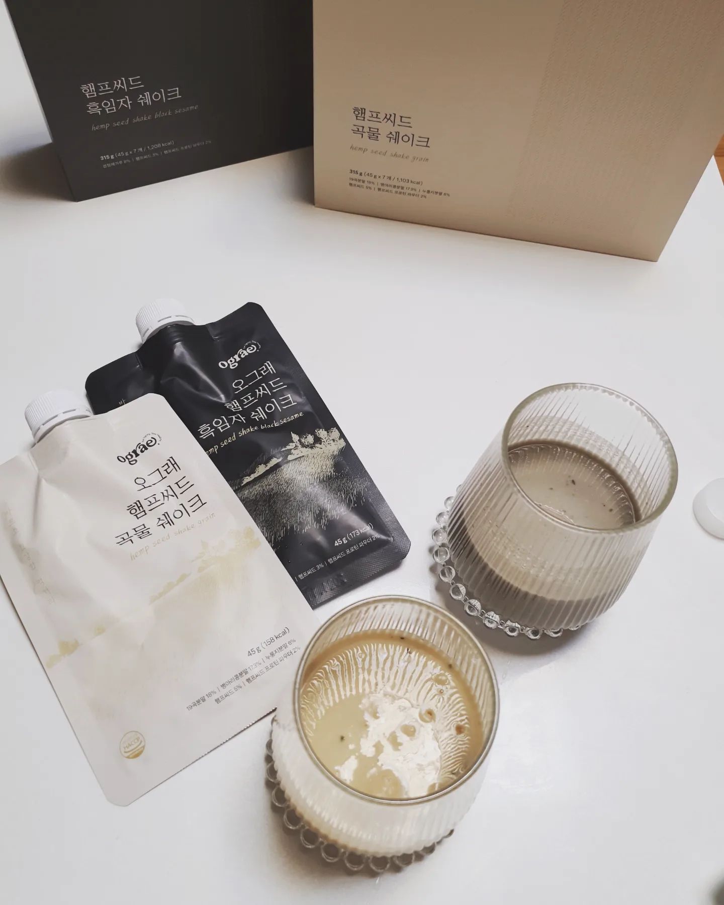 #협찬 #단백질쉐이크
ograe_insta

단백질 쉐이크는 맛이없다?
NoNo!

오그래  햄프씨드 곡물 쉐이크 
오그래  햄프씨드 흑임자 쉐이크 

부드러운 곡물맛과 꼬소한 흑임자맛이  그대로 느껴지고  마치  미숫가루 타서 마시듯  부드럽고  목넘김도  좋아요 

아침에  물 넣어 좀 두면 걸죽하게 스프처럼도  먹을수 있고  물 넣어  흔들어  바로  마시면 깔끔하게도 마실수 있는 장점이  있네요 

세계 6대 곡물인 영양 종합제 햄프씨드 함유,  100% 식물성 단백질쉐이크
 대체당을 사용한 저당, 저칼로리 단백질쉐이크

식품공학박사가 만든 믿먹  단백질 쉐이크에요

1월에 진행예정인 와디즈 펀딩에서 착한 가격과 다양한 프로모션이 진행될 예정이니  주목!

 #프로틴쉐이크 #식물성단백질 #식사대용쉐이크 #다이어트쉐이크 #단백질보충제 #와디즈