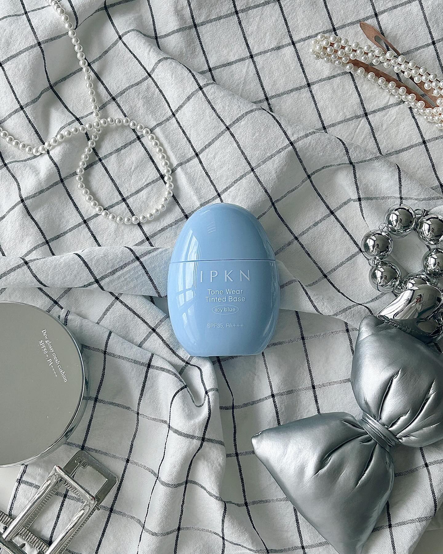 #협찬 요즘 매일 쓰는 여름 베이스 필수템🩵

IPKN TONE WARE TINTED BASE ICY BLUE

베이스 맛집 입큰에서 나온 신상 톤업베이스〰️ 요즘처럼 더워서 파데도 쿠션도 유지 안되는 노란 피부톤, 요 블루컬러 베이스로 종일 화사하게 유지돼요🤗 

쉬어한 플루이드 텍스쳐가 뭉침 없이 균일하게 피부에 밀착! 
오랫동안 다크닝, 무너짐 없어요! ⭐️
사용 후 속건조가 느껴지지 않아 좋아요 ⭐️⭐️⭐️
순한 무기자차 선케어(SPF35, PA+++)
블루는 수분케어, 레몬컬러도 있는데 미백효과가 있대요 :> 

기냥 톤업 썬크림이랑 차원이 달라요,,! 찐 뽀얗게 하루종일 유지되어 요즘 징짜 매일 써요 찐 추천👍🏻✨ 

#협찬 #입큰 #IPKN #톤웨어틴티드베이스 #톤큐레이팅베이스 #화잘먹베이스 #롱래스팅베이스 #착붙컬러베이스 #여름베이스추천