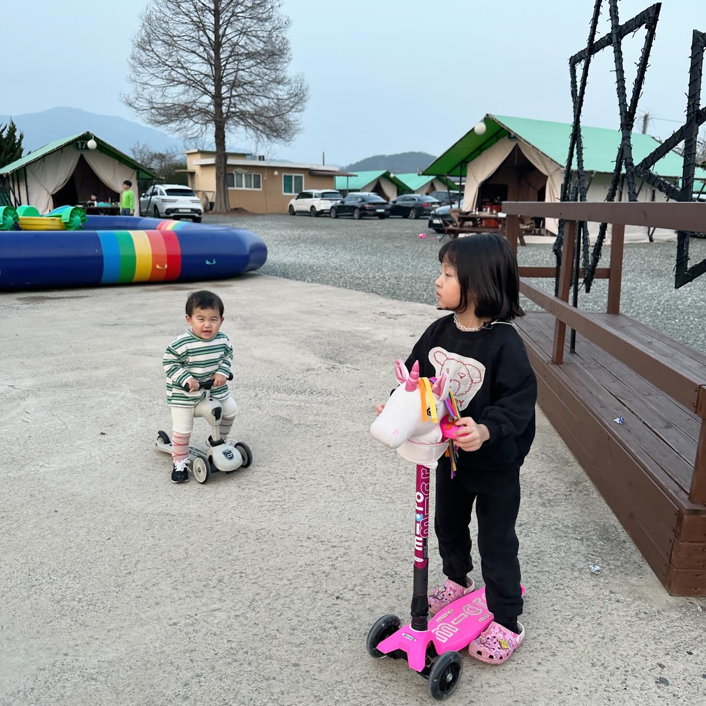 🏕️
아이니 언니야 때문에
하루 전 급 예약하고 떠난 캠핑쓰 
-
다 늦은 저녁에 도착했지만 
그래도 신나는 캠핑쓰
-
다음날까지 꿀잼 캠핑쓰 
-
#동그라미남매
#주말 
#키즈글램핑
#엄마랑놀자