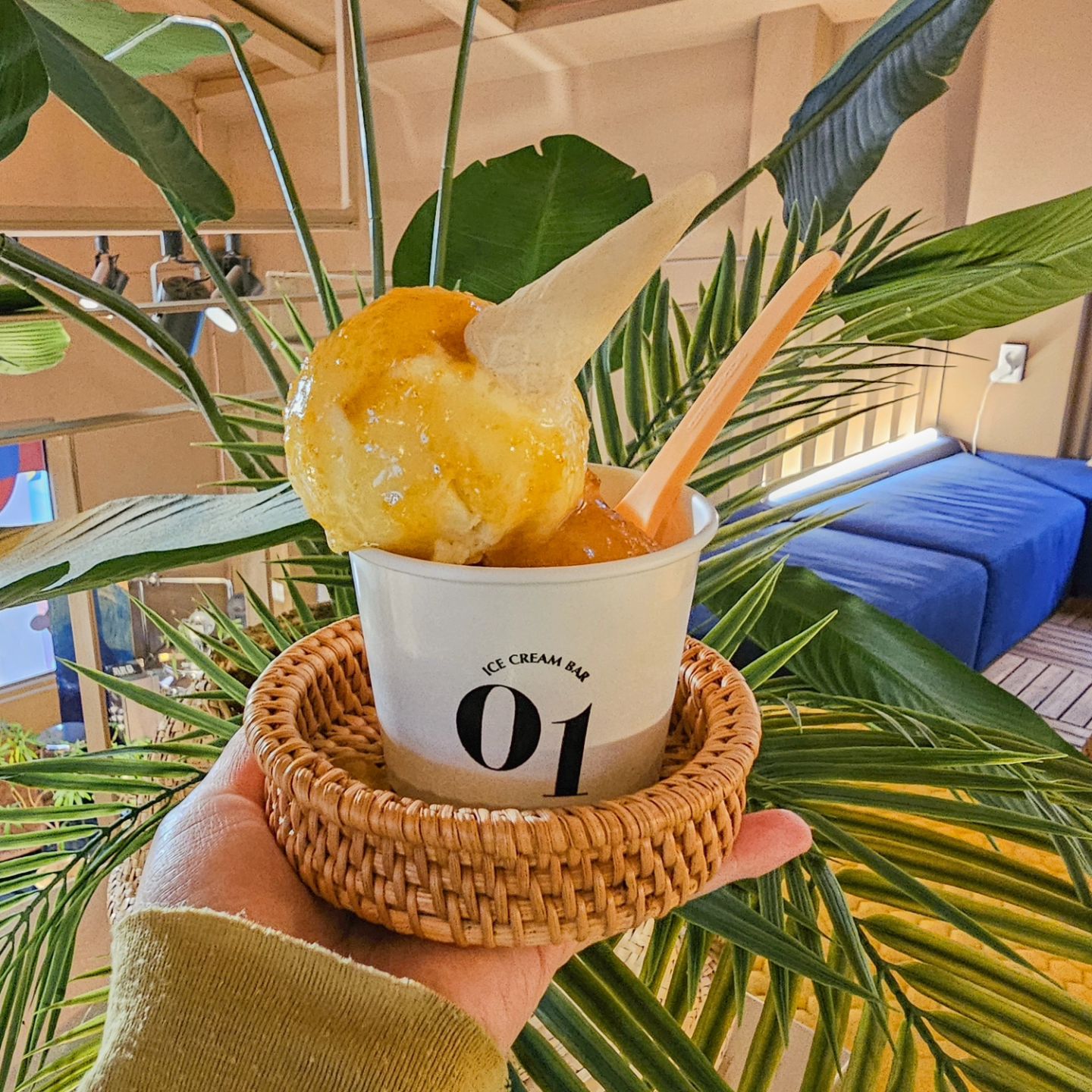 자연 그대로의 재료로만 만든 "영원아이스크림바" 🍨🍦🍨🍦
자연 재료로만 만들어서 다이어터,비건,키토 누구나 먹을 수 있다구요!
아니 이렇게 건강한 아이스크림이 예쁘기까지하면 반칙 아닌가요 ㅋㅋㅋㅋ
여기는 원래 아이스크림 만드는 공장이었는데, 공장을 다른곳으로 옮기고 여길 카페로 만드셨다고 해요 😊😊
그래서 1층에 아이스크림 만드는 기계도 있고, 2층에 아이스크림 틀도 있어요!
미포철길 근처에 있으니까 캡슐열차 타러온김에 맛있는 젤라또도 드셔보세요😍😍
#영원아이스크림바 #자연주의아이스크림 #다이어트아이스크림 #해운대아이스크림 #해운대젤라또 #해운대카페 #미포 #미포카페 #미포아이스크림 #부산 #해운대 01_icecreambar
🍨 해운대_영원아이스크림바
🍨 위치 : 부산 해운대구 달맞이길50번길 11
🍨 영업시간 : 오후1시 ~ 저녁8시 (월화는 7시30분에 마침‼️)
(매주 수요일, 목요일 정기휴무‼️)
🍨 주차 : 따로 없음
🍨 메뉴
젤라또 싱글스쿱 4,800원 (사진속메뉴)
젤라또 더블스쿱 6,800원
멜팅팝 5,800원
트리플촉촉 5,800원 (사진속메뉴_브라우니)
#협찬 #리뷰노트
이 글은 리뷰노트를 통하여 본 업체에서
제품 또는 서비스를 제공받아 작성된 글 입니다.