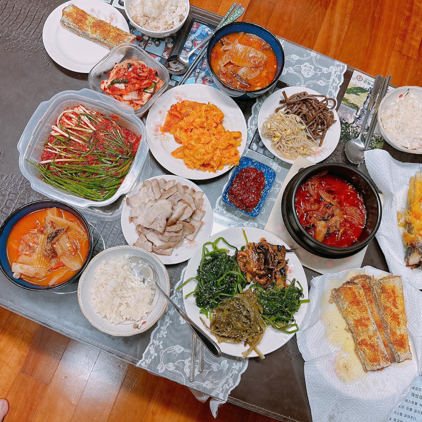 #며느리 #딸래미 #손큰주부 
#파김치만들고파김치됨 #ㅋㅋㅋ 
.
.
이번 명절연휴는 엄청 길어서 오랜만에 친정도
가기로 룰루랄라🤍 먼저 시댁에 해갈 쪽파 6단
그리고 제육볶음 무생채 고추장아찌 마늘쫑장아찌
쪽파다듬는게 시간 진짜 오래걸려서 허리아파따..
그래도 맛있게 만들어져서 인기폭발 히히 
.
.
친정가자마자 애기들 엄빠에게 맡기고 신랑이라
장보러 마트행 쪽파란 쪽파는 다쓸어오고서
신랑은 갈비찜 나는 파김치 만들기 ㅋㅋㅋㅋ
친척모임도 오랜만에 식당 잡아두어 7단으로 
넉넉하게 만들어 조금씩 나눠드리고 파김치가됨
.
.
시댁과 친정에서 너무너무 많이 먹어서 몸도 무겁
그래도 양가 어른들 모두 좋아해주셔서 마음만은
행복가득이어땅 히히 당분간 파김치 만들일은
없을것 같다 ㅋㅋㅋㅋㅋㅋㅋ어후 😵‍💫😵‍💫
.
.
.
#추석 #명절 #행복한돼지🐷 #충주 #창원 
#연년생남매맘 #남매 #연년생맘 #육아일기
#좋반 #좋아요반사 #요리 #주부 #윤주부