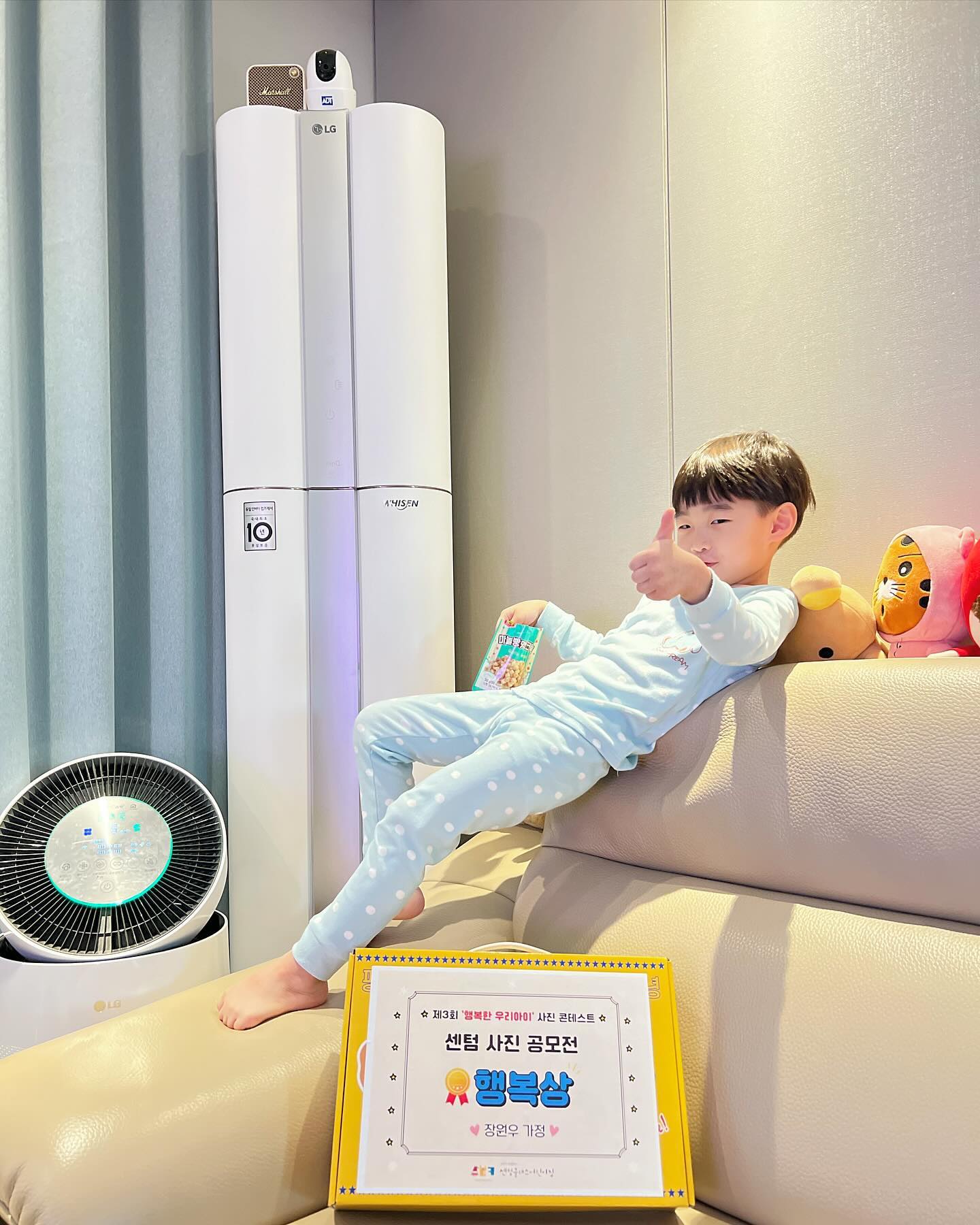 #우리원우👦🏻💕 #사진콘테스트수상😍

작년 여름 "행복한 우리 아이" 공모전 수상에 이은 기쁜 소식🩵
어린이집 겨울 방학 기간 동안, 행복한 시간을 보낸 사진이 주제

원우 동생들이랑~ 엄마 아빠랑 다 함께 찍은 사진을 출품했는데,
많은 친구들의 높은 경쟁률을 뚫고 행복상💟 당첨되었어요오👏

우래기들 사진 기록할때마다, 오조 오억번 셔터를 눌러대는 아빠
때문에, 가끔씩은.. 엄마도 애들도 지치는데요ㅎㅎㅎ 🤣🤣🤣

요런 콘테스트 수상 소식이나, 협찬 들어오면 그르케 조아해요🙄 
즐거웠던 겨울이야기❄ 사진도 공유하고, 상도받고 조으다✨

원우 덕분에 오늘 저녁 머거본 친구들이랑 불금 보낼 계획🔥🔥
얼집 선생님들의 센스만점💯 선물로 엄빠 육아서터레스 타파‼️

#어린이집사진전❤️ #행복상😍 #머거본간식세뚜🍭 
#겨울방학끝👋 #겨울이야기❄️☃️ #국공립어린이집👍 
#삼형제그램👦🏻👶🏻👶🏻💕 #둥이그램😘 #소통좋아요👐