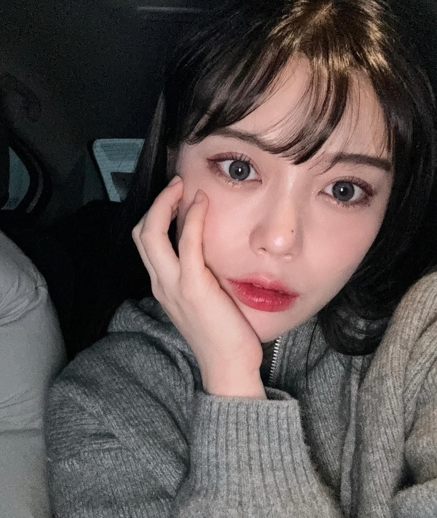 #협찬 고양이 눈 완성 ^ɞ̴̶̷ ̫ ɞ̴̶̷^ 컬러렌즈 오랜만에 끼는데…어떤데
그레이 컬러 넘 예쁘고 착용감 너무 편해서 자주 낄 것 같군요…🤍
온라인 구매도 가능하니 다들 달려가세욧 ദ്ദിᐢ. .ᐢ₎

#렌시스 #제품제공 #렌즈추천 #데일리렌즈 #샌드플러스그레이 
#좋반 #셀스타그램 #오오티디 #일상소통