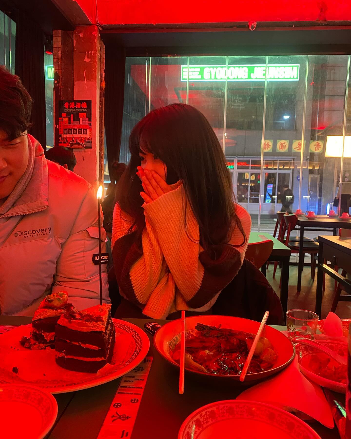 생일 두번축하하다가 죽을거같음 진짜 기억에도 없는사진 정헌이 왠일로 내옆에 앉아서 찍혔냥