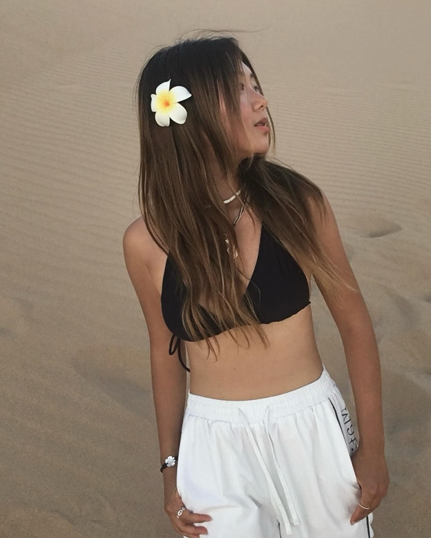 ⏳🤍👩🏾👢🐪🪘🏜️