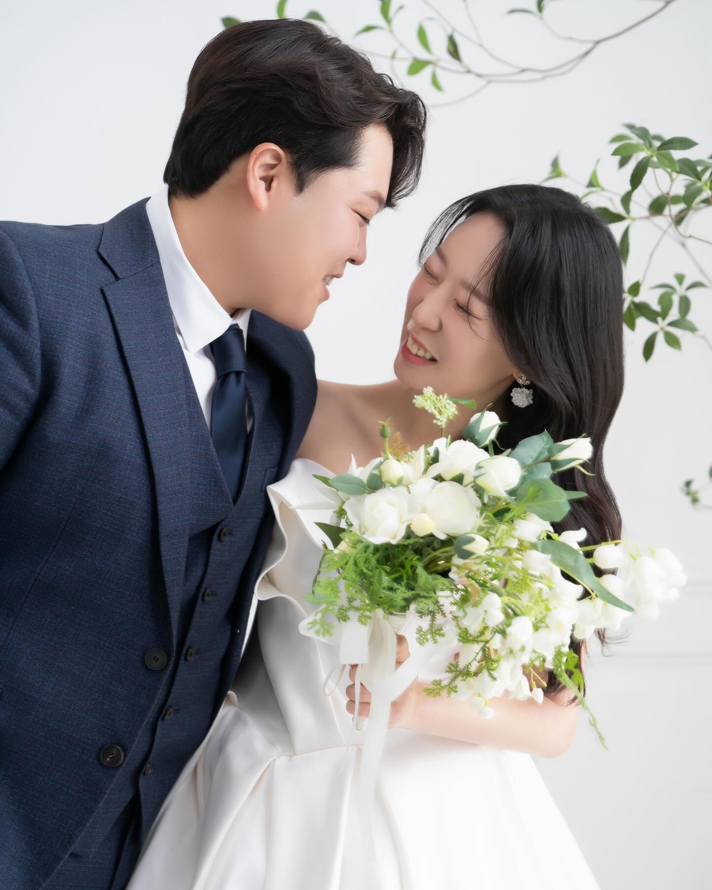 내가 원하던 미카도 실크 드레스컷 !👰🏻‍♀️🕊️🤍

긍정적이고 화이팅 넘쳤던 우리팀 진짜 최고였어요..♥

발랄하고 꼼꼼하셨던 코디디렉터 채림님
제 얼굴형에 맞는 예쁜 헤어를 담당해주신 헤어스타일리스트님
예쁘고 감성있는 영상촬영 남겨주신 작가님
열정적으로 웨딩촬영해주신 윤치호작가님
마지막으로 나이트 끝나고 달려와 준 우리 누리쌤까지..♥

모두모두 감사합니다❣️ 광주 스튜디오 쿄 최고 ✨

#쿄스튜디오광주 #광주웨딩스튜디오 #광주스튜디오 #광주스튜디오촬영 #스튜디오쿄 #쿄스튜디오 #광주쿄스튜디오 #광주웨딩드레스 #쿄스튜디오광주점 #광주사진촬영 #광주웨딩사진 #광주웨딩촬영 #광주커플웨딩 #광주싱글웨딩