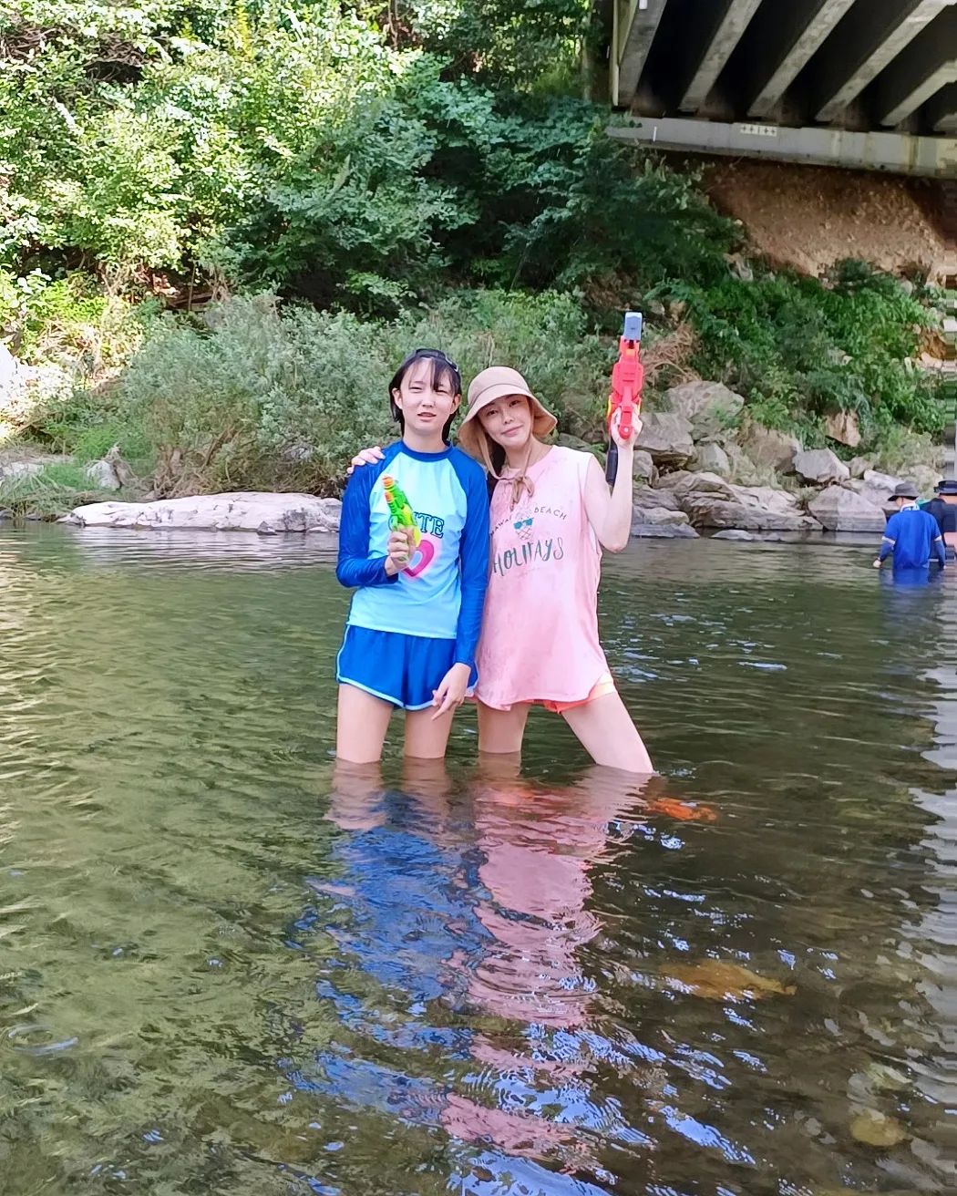 언제 이렇게 키를 따라잡은 하린💕

ㅋㅋㅋㅋㅋㅋ맨날안논다면서 막상 물에서잘노는 딸✨️🤿
다음주면 방학이 끝이라 아쉬우니 주말까지 알차게 보내자

#딸스타그램 #6학년 #사랑스타그램 #맘스타그램 #맘소통 #방학 #휴가스타그램 #물친자와기빨리는딸 #육아스타그램 #육아소통