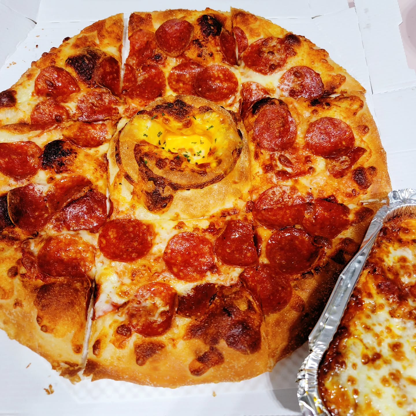 피자헛 페페로니치즈딥 
어라 사진이랑 오묘하게 틀린데
맛은 입천장 다 까지겠네

만든 사람 나와
이거 이런느낌 아니잖아~~~
.
.
.
#피자헛 #페페로니치즈딥
#피자 #야식