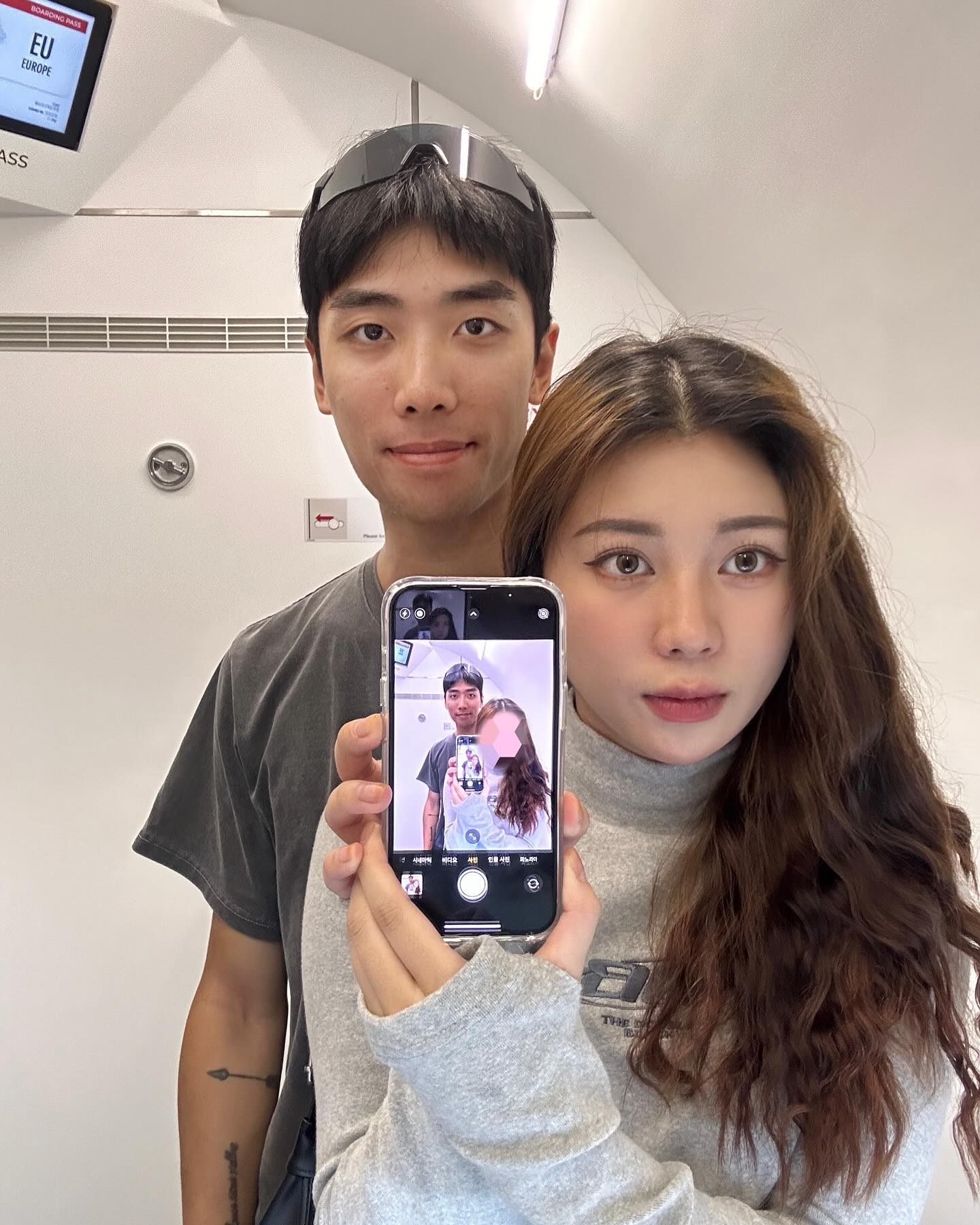 쳐다보는 곳이 달라요