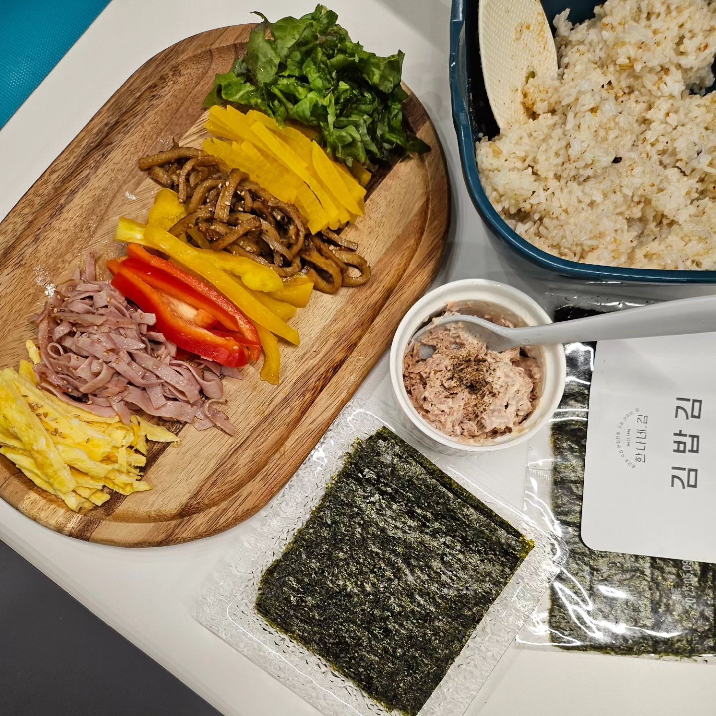 오늘 저녁은 각자
취향껏!
.
#꼬마김밥
#셀프김밥
.
이지만,
냉털이라 한다ㅋㅋ
.
배부르게 잘 먹었다😉
.