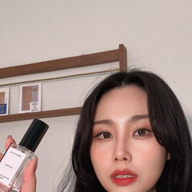  Ashley on Instagram: "#광고 
🖤블랙하비 스웨이드101🖤
’블랙하비‘는 어두운(Black) + 취미 (Hobby)라는 뜻으로 숨겨진 취향을 찾아주는 향수 쇼핑몰이에요🫶🏻

스웨이드 101은 상큼한 배, 베르가못 그리구 비누향이 잘 어우러진 향이에요✨바이레도  스웨이드 핸드워시랑 비슷한향이에요🫢
베르가못 좋아하는 저는 뿌리자마자 취저🫠🖤 요즘 데일리로 뿌리는 최애향이에오..🫶🏻

#블랙하비 #바이레도 #스웨이드101 #스웨이드 #향수 #향수추천 #향수선물 #선물추천 #니치향수 #수제향수 #남자향수 #여자향수 #드레스퍼퓸 #섬유향수 #남녀공용향수"