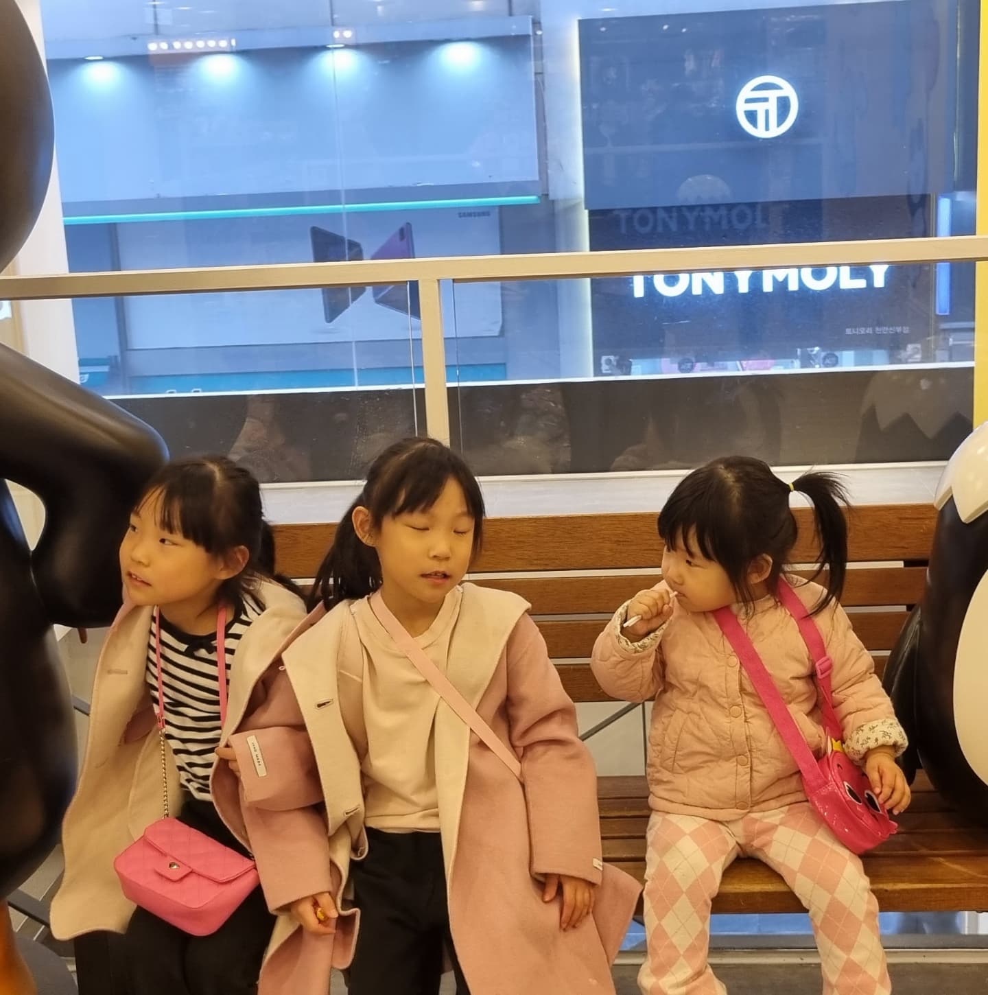 엄마랑 데이트하고 싶다는 말에
학원끝나고  데이트하러!
하고싶어했던 인형뽑기하고 게임하고
음료수사먹고 꽈배기먹고 실컷구경🥰

#셋다신나심 #엄마힘들다😭 
#오늘은제발일찍자라 #정해져있는데이트코스