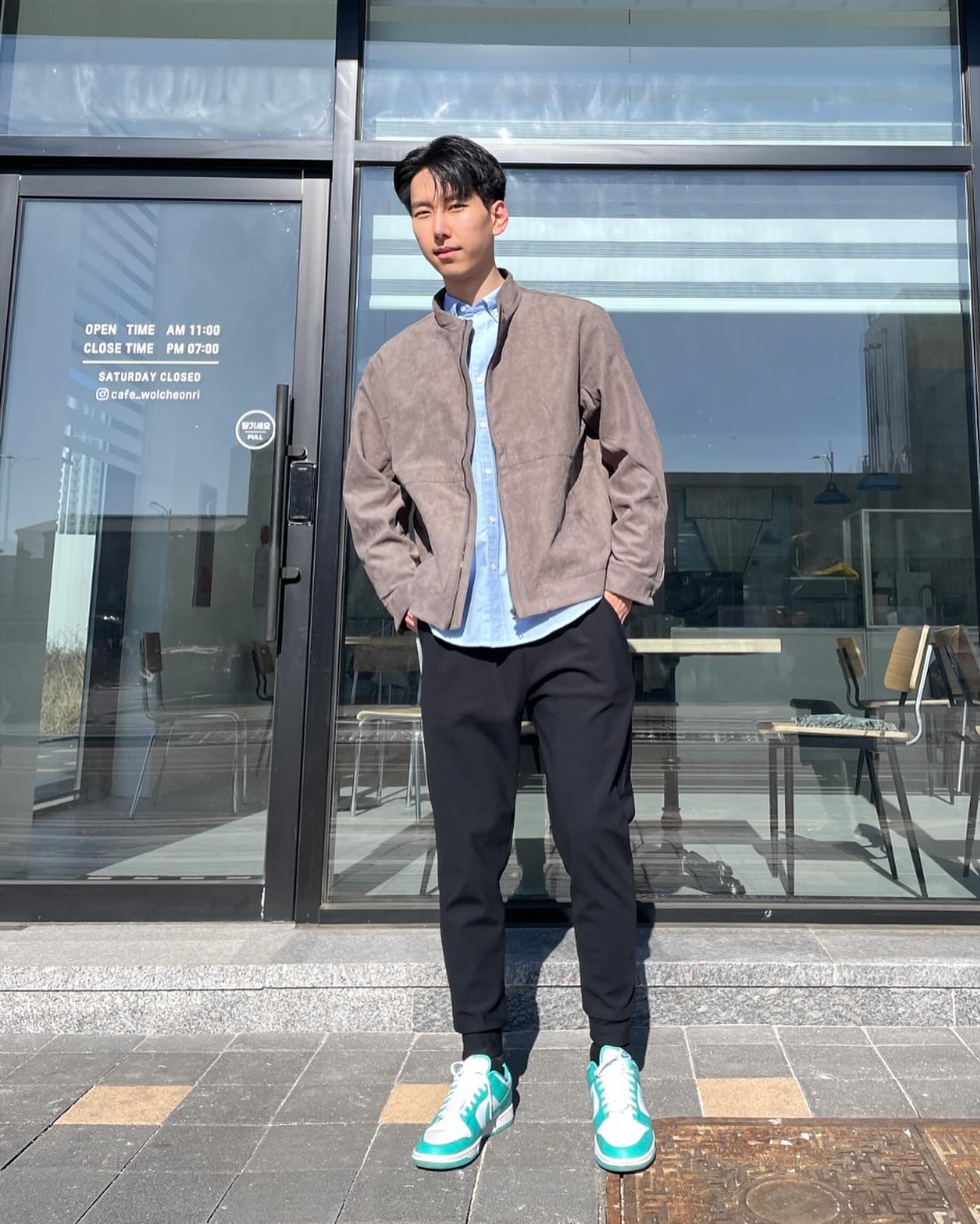 #협찬 blackmonsterfit

카페 놀러와서 커피도 먹고 찰칵 📷
블랙몬스터핏 AIR 트리코트 기모 트레이닝 바지☺️
착용감이 촥 붙어서 좋아요 데일리로 놀러 다녀도 좋고
운동복으로 입어도 스타일리시하게 연출 가능합니다⭐️

#블랙몬스터핏
#blackmonsterfit
#헬스바지 #헬스복 #조거팬츠 #팬츠
#운동복 #기모바지 #기모팬츠
