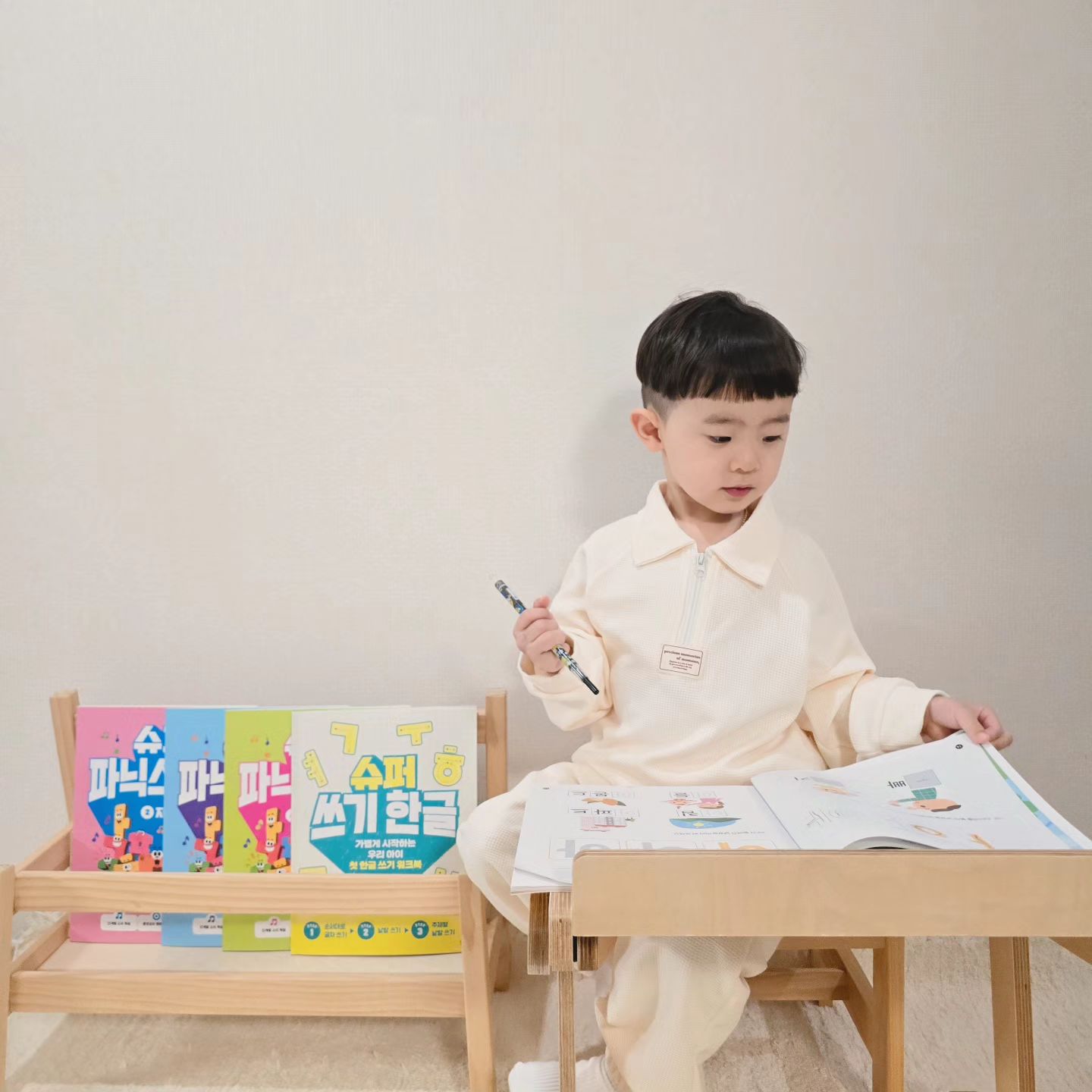 #협찬 

말문이팡팡터진 찬열이, 한글공부 시작.ᐟ
찬열이와 함께 한글공부 시작한것은 바로바로
❝길벗스쿨 슈퍼파닉스 한글 + 쓰기 한글세트❞ 
아직 한글이 어렵겟지? 했지만
책속의 QR코드 영상에서 소리를 먼저들려주니
바로바로 따라하는모습에 깜짝😮 

찬열이가 재밋는지 
요즘, 무조건 1일1 슈퍼퍼닉스한글해요ꕁ 

📚길벗스쿨 출판사
2006년도 설립된 국어.수학.외국어.유아학습서.어린이 교양서를 출간하는 어린이 전문출판사로
기적의 계산법. 기적의한글학습. 기적의 파닉스 등 베스트 셀러 출간한 출판사에요◡̈ 

🔎슈퍼파닉스 한글 + 쓰기 한글세트 구성
슈퍼파닉스한글 4권
: 모음 / 자음 / 받침 / 복잡한 모음.쌍자음
+슈퍼쓰기한글1권 + 브로마이드2종 
🎞디지털콘텐츠(QR코드) 총78편의 영상과 챈트 

디지털콘텐츠는, 
최초로❗️자모음 일대일 매칭 디지털 콘텐츠로,
패드/펜없이 책속의QR코드로만 학습이가능해요

🔊소리중심 한글 파닉스 학습
한글 파닉스란, 
자음.모음.받침 각 글자의 소리를 알고,
소리와 소리가 결합하는 원리를 이해하는 학습법 

파닉스란? 
단어 안에서 나는 글자의 소리와 발음을 
배우는 학습법입니다 📝 

📢한글 공부의 시작!! 
한글을 읽는 가방 빠른방법은?
한글, 소리를 알면 읽기가 저절로 된다!! 

1. 글자의 소리듣기
-학습시작전,슈퍼파닉스 친구들을 만나며 
글자소리 맛보기
2.글자와 친해지기(글자/낱말알기)
-책속에 있는 QR코드 찍어, 
쉽고 재밌게 한글 소리 배우기
3.글자만들기
-노래듣기+글자 스티커만들기+노래부르기
4.활동하기
-색칠하기,선잇기등 다양한 활동으로 
글자와 낱말을 정확하게 읽고 쓰기
5.복습하기
-다양한 문제로 글자/낱말복습
6.쉬어가기
-일상생활 속 다양한 방식의 한글 놀이 활동을 
통해 재밌게 글자 익히기

길벗스쿨 인스타그램에서 한글놀이/한글동요 등 다양한 소식을 받아볼수있어요 gilbutschool_i 

우리아이 첫한글 슈퍼파닉스한글과 함께해요🫶

🏷  𝚃𝚑𝚊𝚗𝚔 𝚢𝚘𝚞 gilbutschool_i 

#4살한글교재 #한글교재 #유아한글
#한글공부 #4살한글 #한글가르치기
#한글시작 #슈퍼파닉스한글
#한글시작슈퍼파닉스한글 #N살한글