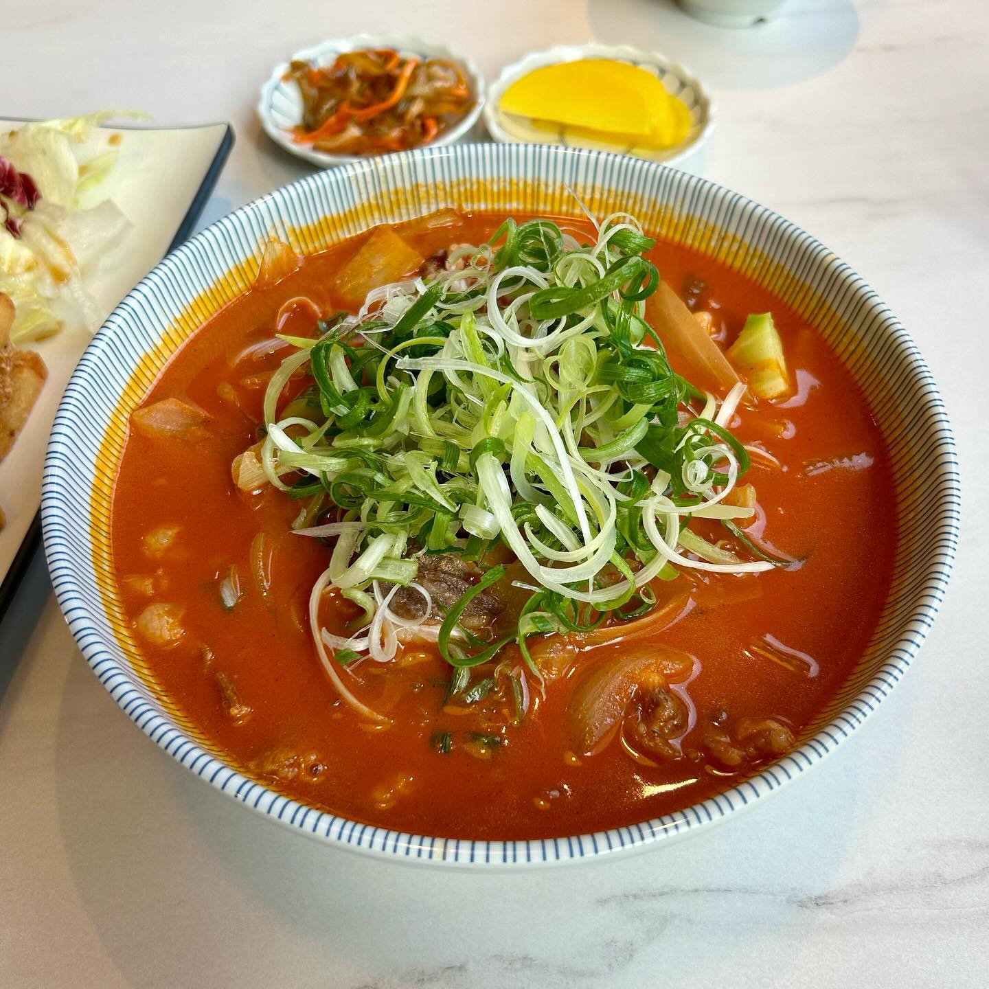 #협찬 안녕하세요 소혜입니다!
이전 게시물에 이어 사진으로 한번더 소개 해 드리려고 합니다!!
린선다이닝에서 꿔바로우, 멘보샤, 파채차돌짬뽕을 먹었는데,

음식이 전반적으로 다 맛있었고, 분위기 좋은 중국 음식점이라 데이트, 연말 식사, 가족회식, 기념일등에 방문하기에도 좋아보였습니다!!

특히나 짬뽕은 많이 맵지 않아 더 맛있게 잘 먹을 수 있었고 멘보샤와 꿔바로우는 바삭함과 소스의 맛이 너무 좋아 너무 잘 먹었습니다!!

조만간 부모님을 모시고 방문하여 대접해 드리고 싶었습니다🩷

#린선다이닝 #서면맛집 #서면중식 #전포맛집 #전포동맛집 #부전동맛집 #꿔바로우 #파채간짜장 #파채차돌짬뽕 #짬뽕맛집 #간짜장맛집 #서면린선다이닝 #서면회식 #서면중국집 #서면중화요리