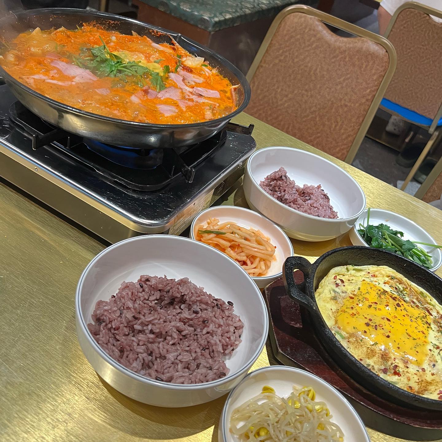 #협찬 #남산터이수점
[이수역 술 먹고 싶은 밥집]

72시간 염지 후 훈연과정을 거친 수제 베이컨으로 만든 부대찌개...! 궁금하시죠?? 저렴한 부대찌개랑은 맛이 다릅니다! 감칠맛이 와웅❤️ 목살구이랑 오믈렛까지 먹어주면👍 오믈렛 완전 별미였어요 술안주..! 그냥 여기 음식 다 술이 술술🥰

그리구 여기 인테리어가 고급져요! 사진으로 볼 때도 고급스럽다고 생각했는대 싵제로 보니까 분위기 좋아요❤️

데이트로도 회식으로도 점심식사로도 추천드려요! 근데 어떤 상황이던 술은 땡기실거예요 너무 맛있어서 소주 두병 마셨어요><

#협찬 #남산터 #부대찌개 #남산터부대찌개 #수제소세지 #이베리코베요타 #이베리코목살 #직접만드는맛집 #이수맛집 #사당맛집 #이수역회식 #이수데이트 #베이컨맛집 #부대찌개맛집 #이수술집 #이수술집추천 #먹스타그램 #술스타그램