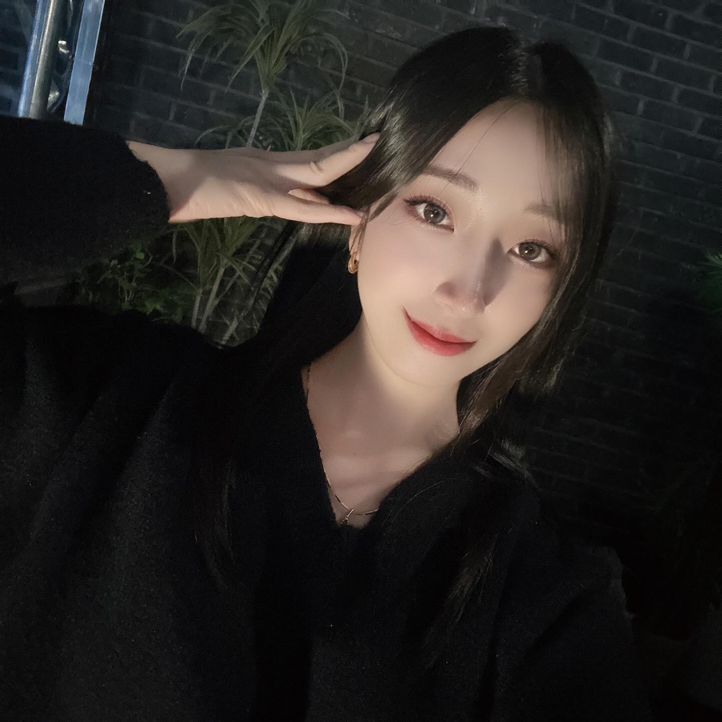 #광고 귀걸이 끼면 더 이뻐보인다면서요?!🧏🏻‍♀️✨
초저녁 뜬 달을 표현한 이쁜 hyeres_lor_official 💛

제가 착용한 제품은 샴페인문 구뜨 오벌 귀걸이입니다🫶🏻
달의 무드를 담은 볼드한 디테일 보이시나요..? 

이에르로르 브랜드는 악세사리가 다 정교하고 빛나는게 포인뚜
귀걸이로 포인트 코디하니까 좋더라구요

옐로우 컬러로 모두 강추드려요🫶🏻💛
lf몰에서도 만나볼수있어요!!(속닥)

#이에르로르#이에르로르귀걸이#귀걸이추천#귀걸이#악세사리#귀걸이그램#악세사리추천#코디추천#데일리