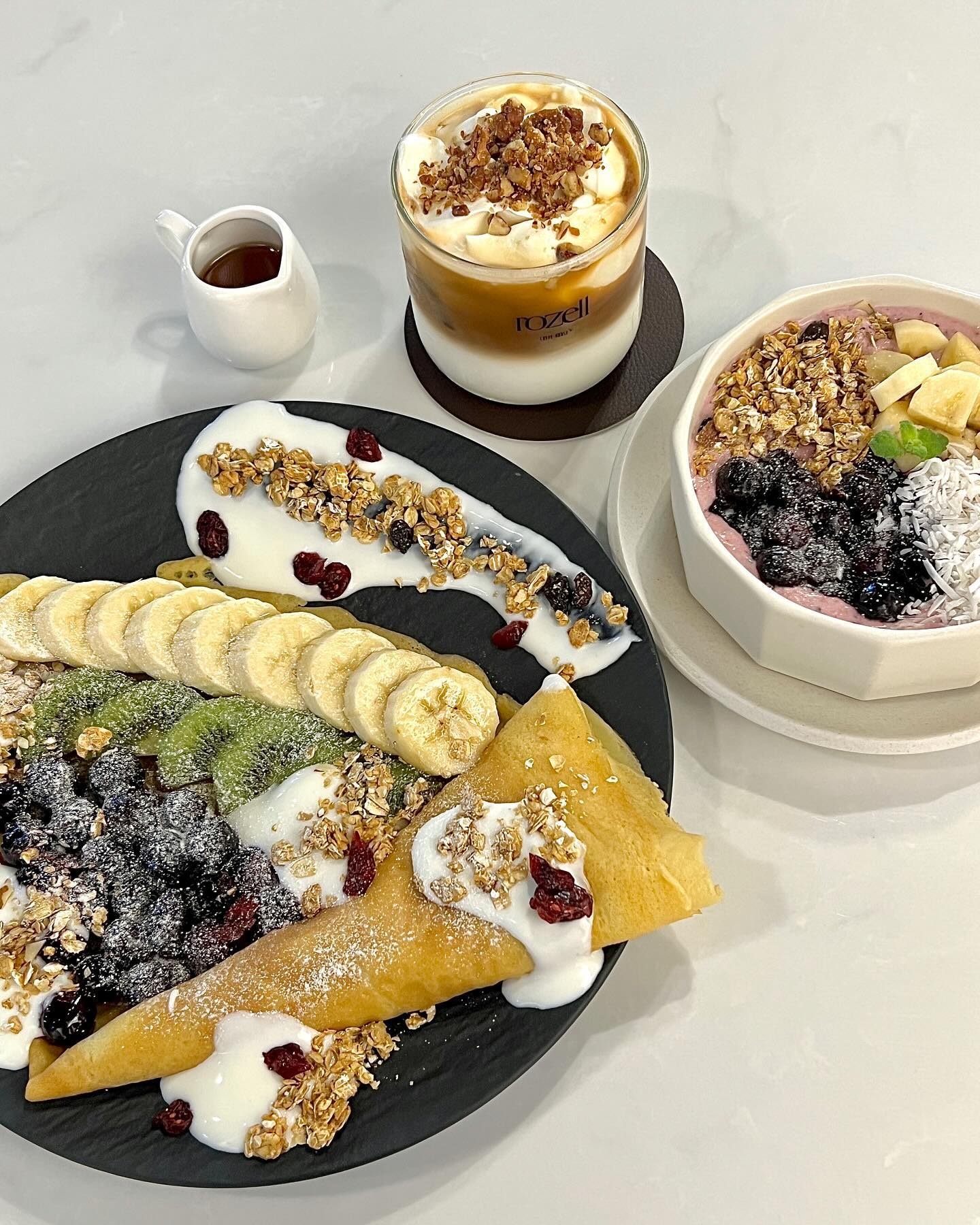 ⠀⠀⠀⠀
📍대구, 로젤 크레페 하우스 rozell_crepe 
⠀- 매일 11:30-20:30 라스트 오더 19:50
일 12:00-19:00 라스트 오더 18:20 /월요일 휴무
⠀- 대구유료민영주차장 주차권 지원, 단체석, 포장 가능

카페 외관이 이국적인 분위기가 가득해서
포토존으로 사진 많이 찍으시더라고요!
저도 슬쩍 찍었는데 해외여행 온 듯 외국 느낌 나게
예쁘게 잘 나오더라고용 뜻밖의 인생샷 —̳͟͞͞♡

🌮 과일 요거트 크레페 ₩12,000
블루베리, 키위, 바나나, 건 라즈베리, 요거트,
그래놀라가 올라간 로젤 스위트 크레페
​
크레페가 이렇게 고급스러운 디저트였다고요?!
플레이팅도 완벽하고 퀄리티며 비주얼이며 체고 b
신선한 과일이 듬뿍 올라가있어서 더 먹음직스러워요 💛

🥣 과일 요거트 볼 ₩8,900
블루베리 베이스에 과일과 코코넛, 그래놀라 들어가서
고소하면서 상큼하고 시원한게 징짜 맛있었어요!
블루베리 스무디 고급 버전 느낌 ㅋㅋㅋ
​
요즘 넘 더워서 입맛없는데 상큼하니 입맛 돋우기 딱 좋아요
여름 시즌한정메뉴라고 하니 꼭 드새오 ‧˚₊*̥(* ⁰̷̴͈꒨⁰̷̴͈)‧˚₊*̥

☕️ 메이플 피칸 라떼 ₩6,000
같이 주신 스틱으로 휘리릭 섞어서 마시면 되고
아인슈페너 느낌인데 많이 안 달고 진짜 맛있더라고요?!
위에 올라간 피칸 토핑도 꼬소하니 맛있구 ..
크림이랑 라떼도 잘 어울려서 순삭함 ㅋㅋ 존맛!

⠀⠀⠀⠀
#로젤크레페하우스 #대구카페 #봉산동카페 #반월당카페 #동성로브런치카페 #대구브런치카페 #동성로브런치맛집 #대구브런치맛집 #반월당브런치맛집 #동성로데이트코스 #윶잇냠_대구