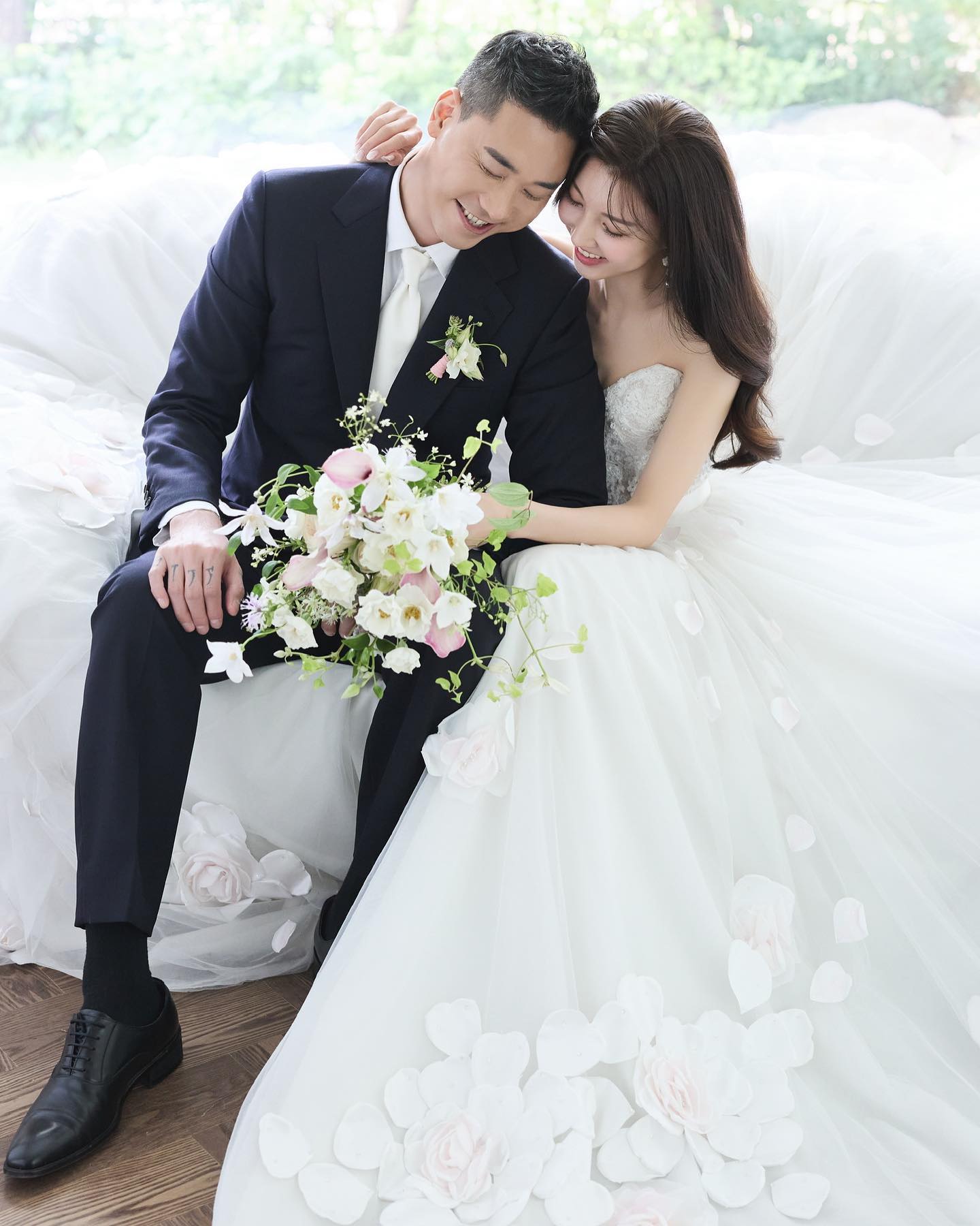 D-1 🩵💍

사랑하는 사람에게 꼭 해주어야 하는 것들. 
꼭 해주리라 매번 다짐하지만, 잘 해내지 못했던 것들이 있었다. 
서운함을 토로하는 상대의 마음을 가만히 헤아려주는 것. 
상대가 원하는 표현의 방식을 기억해두는 것. 
고마웠던 순간들을 노트에 빠짐없이 적어보는 것. 
갈등이 생겼을때 순간의 감정으로 뾰족한 말들을 내뱉지 않는 것. 

서로를 알아가던 시절, 나를 가슴 뛰게 했던 수많은 장점들을 
당연하게 여기지 않는 것.
이 사람이 내 곁에 있다는 사실이 가져다주는 
감사함을 되새기는 것. 

그 사람의 있는 모습 그대로의 모습을 사랑하는 것.

🔖출처 oenrd

#내일은유부🍣