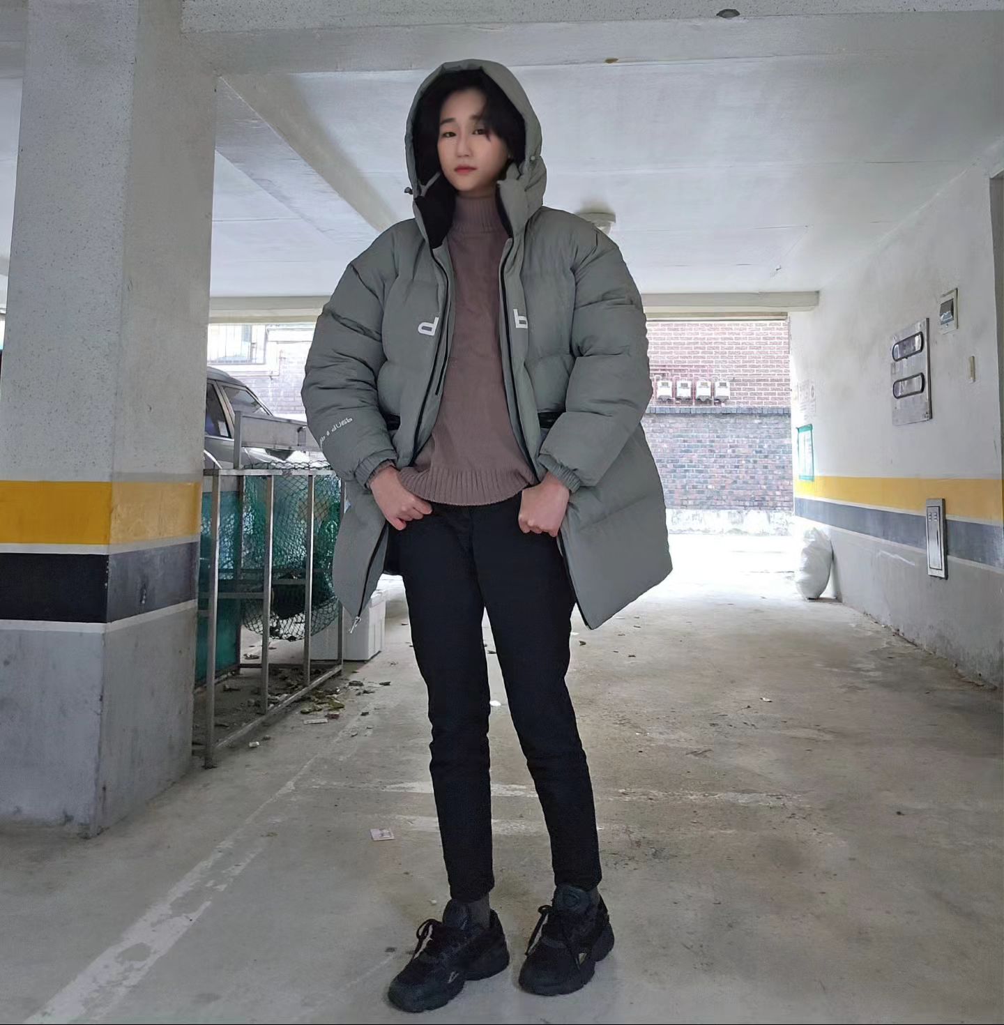 #협찬 겨울철에 입기 딱 좋은 가벼우면서도 따뜻한 덕다운 자켓🧥

이번에 입어본 제품은 daub_official 의 유니미들자켓입니다~🤗
80:20의 덕다운 충전으로 가볍지만 매우 따뜻하답니다❤️‍🔥

곳곳에 브랜드이니셜 포인트가 들어가 있는데~ 과하지 않아서 미니멀한 스타일로 데일리 착용하기에 좋을 것 같습니다!

기장감도 적당해서 활동 중에도 편안하게 입을 수 있었어요^^👍

🌀후드는 지퍼를 끝까지 올려주면 넓고 두툼해서 얼굴에 오는 바람을 많이 막아주더라구요~🌀

거기다 후드는 탈부착이 가능해서 스타일링에 다양성을 줄 수 있다는 장점도 있답니다!

돕(daub)브랜드는 아티스트와 콜라보레이션하는 패션브랜드로서 오마이걸 효정님과도 콜라보를 하였다고합니다. 
캐주얼하게 데일리로 입기에 딱 좋은 멋진 제품들이 많으니까 한번 확인해보세요~ 이번 겨울엔 돕(daub)브랜드의 유니미들자켓으로 스타일을 완성해보시는건 어떤가요?ㅎㅎ☺😚

#daub #돕 #오마이걸효정 #뽕끼서포터즈 #omg8hk #ohmygirl #돕다운 #덕다운 #duckdown #패딩 #fashion #데일리웨어 #캐주얼룩 #스타일링 #daily #dailylook #fashionbrand