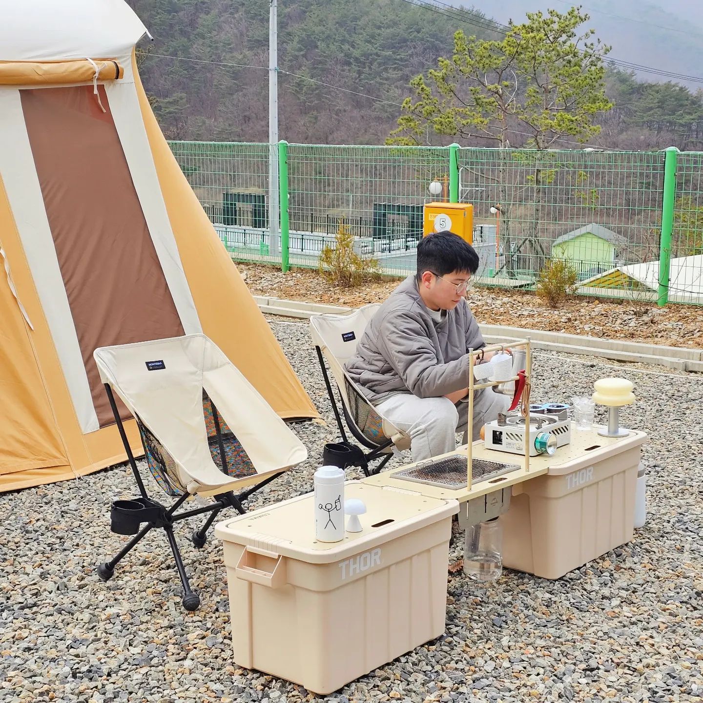 #제품제공 편한체어를 찾으신다면 #몬테라
몬테라 CVT2 S 경량체어🪑
토리네는 요렇게 생긴 체어는 처음사용해봤는데요
의자가 너무 귀엽게 생긴거있죠
그래서 그냥 두기만해도 너모 예뻐요,,✨️
몬테라 CVT2 경량체어를 쓰면서
개인적으로 너무 좋았던 부분은
앉았을 때 몸을 감싸주어서 너무 편하더라구요ෆ˙ᵕ˙ෆ
폭 감싸주는 맛에 빠져서
요즘 계속 들고다니는 체어랍니다❣
체결방법에 따라서 의자 각도도 조절가능해요
이부분도 진짜 너무 센스있더라구요(ᐢ ܸ. .ܸ ᐢ)👍
그리고 아이들이 몸을 숙여도
의자가 쉽게 쓰러지지 않더라구요‼️
그래서 아이들이 사용하기에도 너무 좋을꺼같아요🫶
사이즈는 M, L이 있고 다른색상으로는 블랙하고 탄이있어요
편한체어를 찾으신다면 몬테라 CVT2체어 추천해요 ʕ•ﻌ•ʔ ♡
🧷 monterra_official
#몬테라체어 #캠핑체어 #캠핑체어추천 #캠핑용품 #캠핑
#캠핑용품추천 #CVT2 #몬테라CVT2 #캠핑장비 #캠핑의자
#릴렉스체어 #감성캠핑 #감성체어 #아이보리체어 #캠브리즈