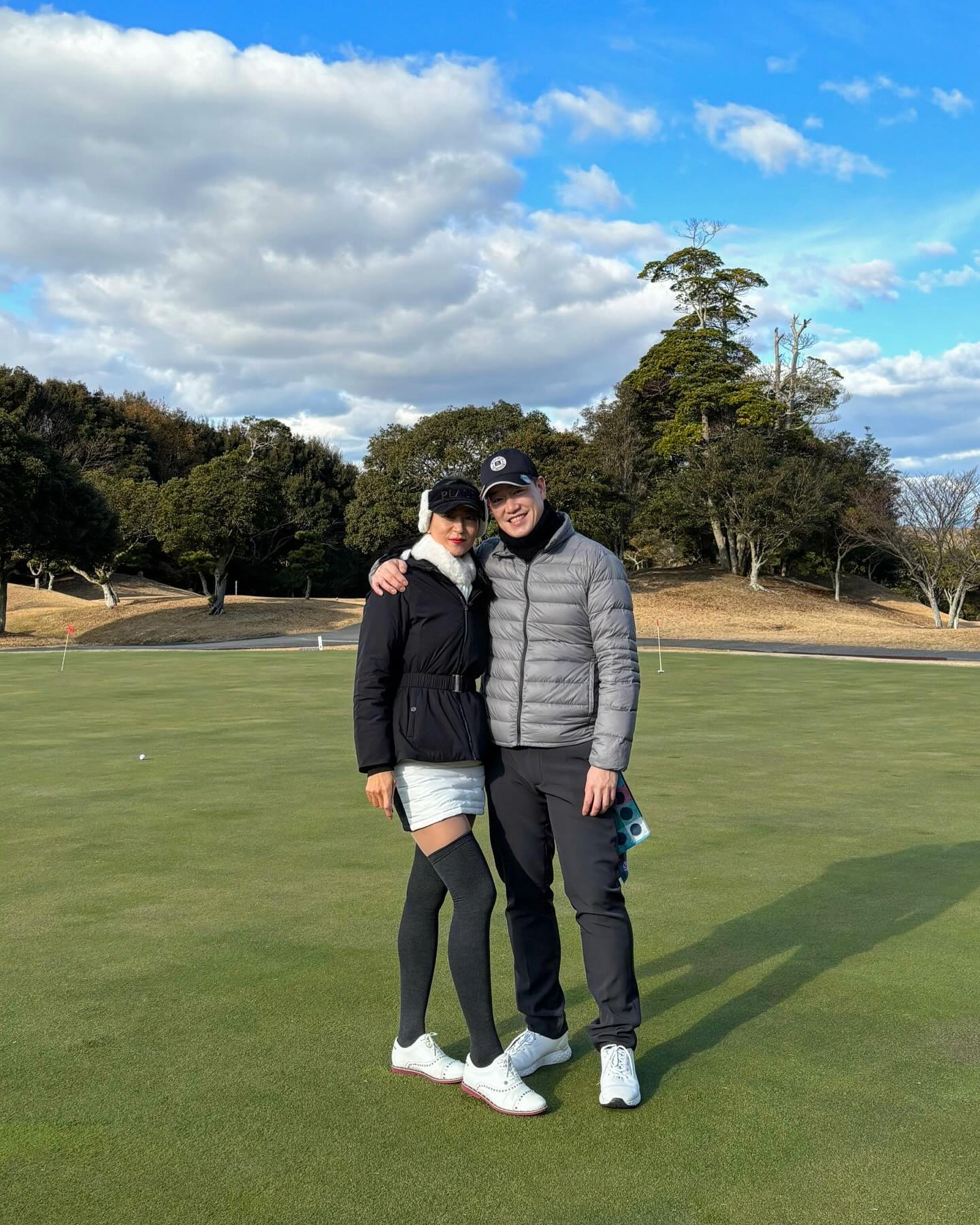 #메리크리스마스 🎄🎅🏻
12월 25일 #크리스마스 #라운딩 ⛳️
근데 일본은 크리스마스 무드 전혀없고 공휴일도 아니므니다.😆
날씨도 마니 춥지 않고 공도 전보다 잘 맞아서 넘 재밌었다~🙌🏻
우리 둘이 커플샷 ⭕️⭕️ #나의올원적순간 ❤️
.
.
.
.
.
. 
#NH농협은행 #일본골프여행 #산요국제GC #골프여행 #일본여행 #시모노세키 #골스타그램 #명랑골프 #골프웨어 #필드룩 #부부라운딩 #부부골프 #japan #golf #travel