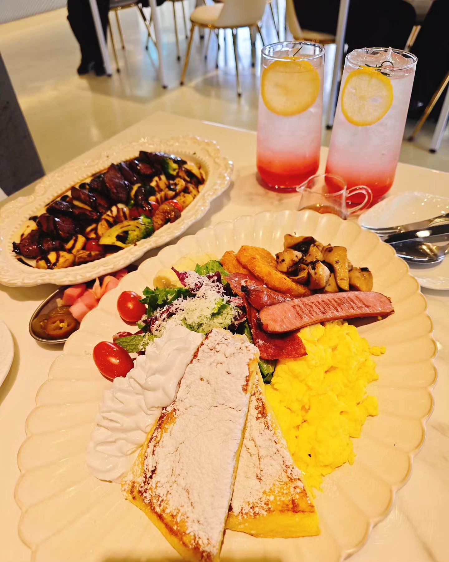 #오랜만

오랜만에 친구랑 브런치(?)먹으러♡
진짜 이제 출산까지 얼마안남았으니까
열심히 돌아다니고 먹고다녀야게따😅😅

D-22, 이제 점점 실감나는중🥲
아, 출산가방도 싸야되네? ㅋㅋㅋ
.
.
.
.
.
#삼월십사일화이트데이 #오늘아님 #친구랑 #브런힐 #출산임박 #쎄용아곧만나자 #출산준비 #용띠맘 #24년용띠맘 #딸맘 #일상 #예비맘 #두근두근 #맛있는거옆에맛있는거 #스테이크 #브런치