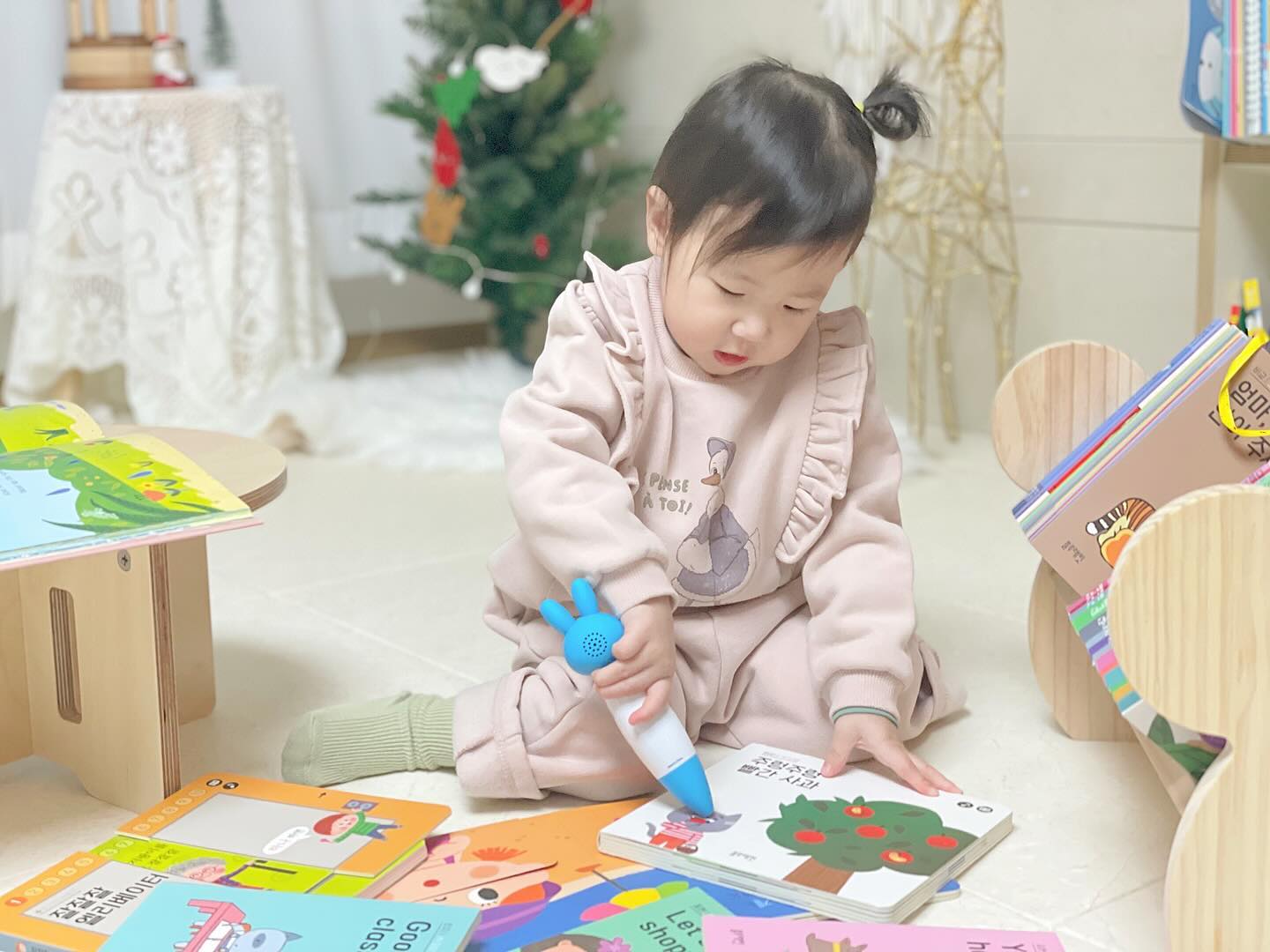 #제품제공

벌써 19개월이 된 찰떡이,
돌 전쯤부터 다양한 책과 전집을 들여 봤는데요.

그중에서 육아맘 사이에서 유명한
아이챌린지 호비 vs 블루래빗 러닝스타트 비교해볼게요.

🏷️아이챌린지 호비

호비는 교구/ cd / 생각책 마음책 상호공유 그림책/ 교구/ 부모가이드 월령별로 스탭이 나뉘어져 있고 매달 책이 와요.

다만 저는 11개월부터 들였는데 step 첫 스타트가 13개월부터라
개월수를 좀 빨리 받아서 아이가 흥미있어하는 책을 다시 찾아야 한다는 단점이 있었어요.

19개월인 지금도 좋아하는교구는
식판(음식퍼즐 교구) , 양치세트에요.

양치세트는 양치 안하려고 할 때 호비가 양치한대~ 양치시켜줘 하면서 00이도 양치할래? 하면
또 하더라고요 ㅎㅎㅎ

가끔 조작북이 나오긴 하는데 글밥이 많지 않고 잔잔한 느낌? 이에요.
그래도 실사로 과일이나 동물이 나와서 아이가 좋아해요.

🏷️블루래빗 러닝스타트

이건 지금도 너무 좋아하는 전집이에요.​

한글시작/ 수학시작/ 영어시작 크게 3가지 영역으로 나뉘어져 있고
매직사운드 러닝패드, 토끼펜 활동북이 있어서 아이와 알차게 놀아 줄 수 있어요.

특히 러닝패드는 끼적이기 가능하고 아이랑 같이 글씨쓰기 그림그리기, 단어 맞춰보기 등 상호작용하며 놀기 좋아서 애용중이랍니다.

​제 딸은 요새 영어시작으로 동요듣는것도 좋아하는데
영어 처음 시작할 때 블루래빗 전집으로 시작하는것도 넘 좋은 것 같아요👍

돌아기 부터 두돌아기 그 이상까지 보기 좋은 전집이라 오래오래 볼 수 있어요.

특히 아이가 자연스럽게 놀이하며 학습할 수 있다는 점과
토끼펜이 가장 큰 장점인데요.

음원을 따로 넣지 않아서 번거로움이 전혀 없고 책 페이지 마다 동요가 삽입되어 있어서 아이가 정말 좋아한답니다.

​이제 막 말트이는 아이들에게 가속도 붙게 하는 전집이에요 ㅎㅎ

👀돌아기 전집 어떤걸 들일지 고민이라면 여러개 비교해보시고 아이 성향에 맞는 전집 고르시길 추천해요🙆‍♀️

bluerabbit_official_korea 

#돌아기전집 #아기전집 #블루래빗 #블루래빗러닝스타트 #프리미엄전집 #아이챌린지호비
