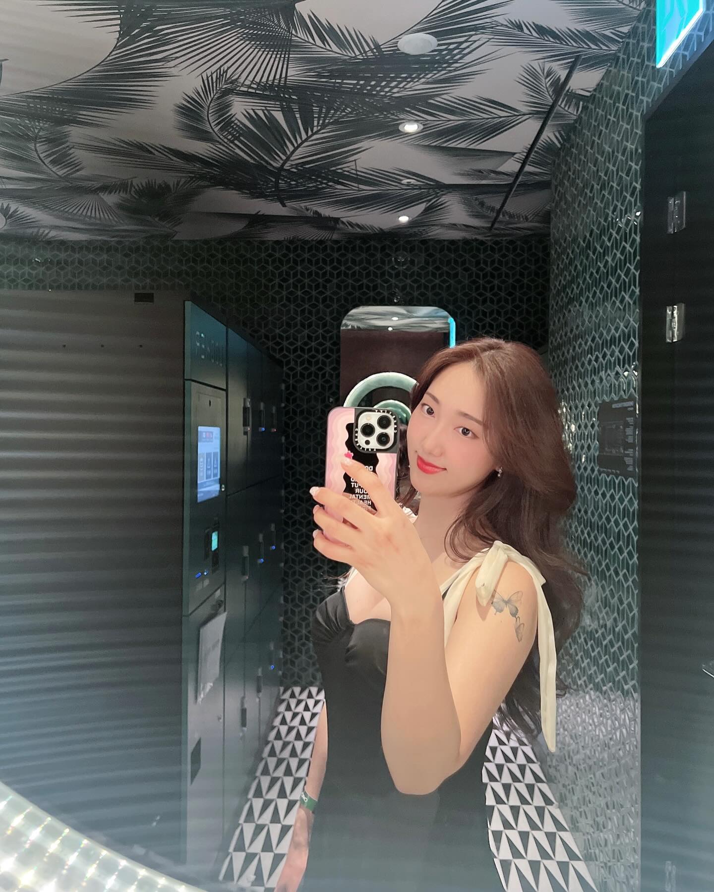 #광고 pcitychroma 🏨🧡
파라다이스시티호텔 내부에 위치한 크로마 클럽✨
감각적이면서도 세련된 분위기의 인테리어로 눈길을 사로잡는곳👍🏻

1부 4F 풀파티<비치라운지> 실내 물놀이는 물론, 각종 주류를 즐길수있는 공간 *수영복 구매가능 👙🍾🌊💦
2부 2F Club<씨어터 클럽> 다이나믹한 음악과 DJ 및 다양한 퍼포먼스를 함께 즐기며 스트레스를 날려버릴수있는곳! 💃🏻🕺🏻🪩

ㄴ유료 셔틀 운행(자세한 사항은 파라다이스시티 홈페이지 참고)
 ✅P-city.com

#파라다이스시티크로마 #클럽크로마 #풀파티 #피시티크로마 #메가클럽 #럭셔리풀파티 #clubchroma #megaclub