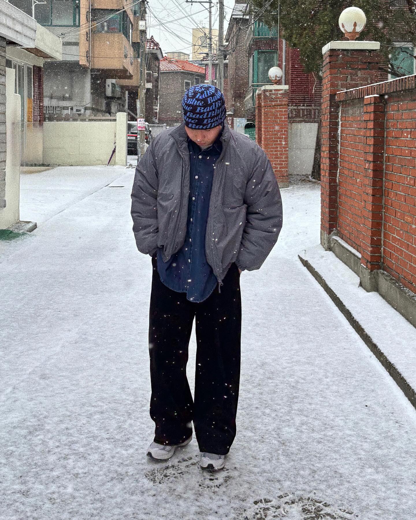 #협찬 데님셔츠를 보여주려는 노력 ❄️
lafudgestore 에서 ‘시티보이 빅오버 워싱 데님 셔츠_Deep Blue’를 제공받았습니다! 어떤 무드에도 활용 만땅일 것 같아요 💙
.
.
.
#라퍼지스토어 #무신사 #데님셔츠 #오버핏셔츠 #셔츠코디 #셔츠추천 #남자코디