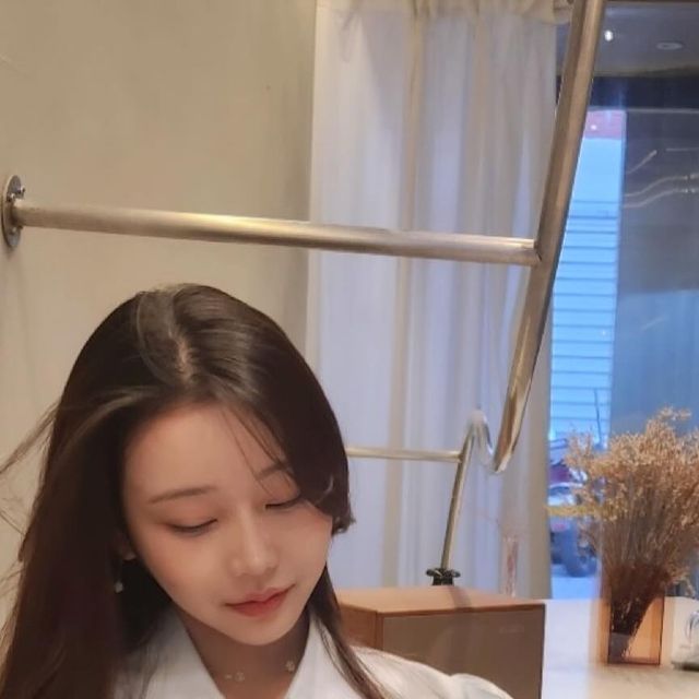  haena on Instagram: "#광고 #협찬 #제품제공 

제품명: String layered long dress set 프로젝트

색상: 화이트, 소라, 블랙

사이즈: free

❤️ 스커트의 플레어 라인이 있어 핏을 이쁘게 잡아줍니다!

❤️ 셔츠 볼레로의 세미 퍼프로 볼륨감있고 우아한 핏을 연출합니다!

❤️ 스트링 디테일과 버튼 디테일로 여성스럽고 고급스러운 느낌을 줍니다!!

소라색 입어봤는데 촌스럽지 않고 이뻤어요!! 
어다울 답게 소재의 퀄리티도 너무 좋은 제품입니다~~
봄나들이룩으로 너무 이쁠거 같아요!!!

#ADAUL #어다울 #원피스 #롱원피스 #볼레로 #레이어드 #원피스세트 #하객룩 #데이트룩 #여자코디 #여자코디추천 #여자데일리룩 #데일리룩 #광고모델 #광고문의 #협찬모델 #협찬문의 #촬영 #사진"