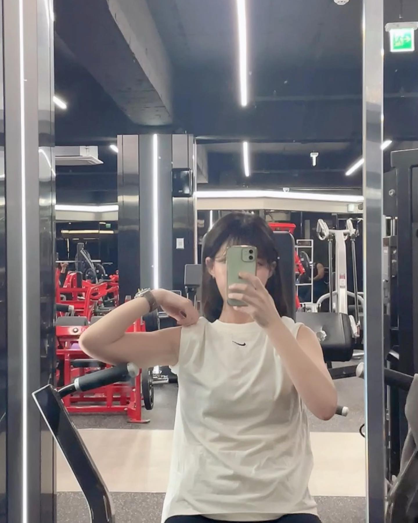 부끄러워서 눈치보다가 고개숙인 손목🙇‍♀️ㅎㅎㅎ

먹짱😋 달달러버임에도 불구하고
항상 곁에 있어주는 작고 소중한 근육에 감사하며,

🍀 오늘의 생각

건강한 신체를 만들기 위해
근력 운동을 하는 것과 같이,

생각에도 근육이 필요한데
이는 독서와 새로운 경험에서 단련된다.

#먹짱 #달달러버 #근력운동 #생각근육 #독서 #경험부자