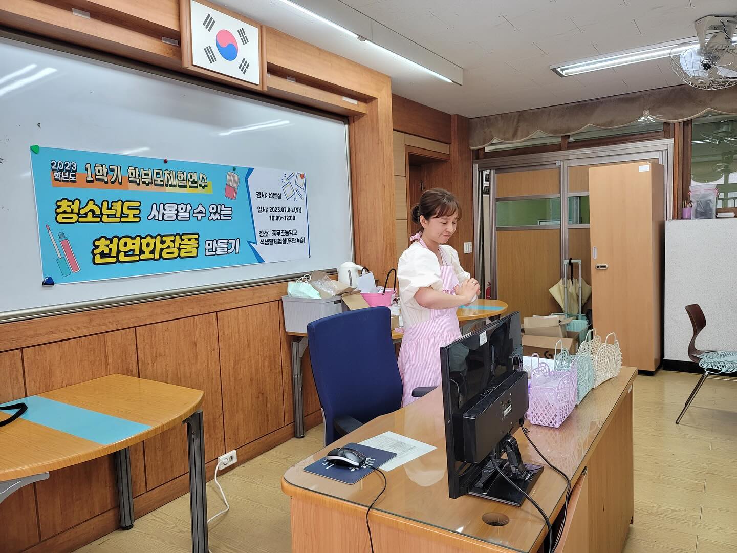 -

이곳저곳 불러주셔서
여름,겨울 체험수업 다녀오게 
해주셔서 감사합니다^^
준비하는 기간은 더 잘해야겠단 
생각에 스트레스 아주 많이 
받았지만 수업하고나면 
만족해주시는 
어머님들덕에
스트레스 언제 받았냐는듯 
다 잊고 다음을 
준비하게 됩니다^^

취미가 직업이 될때,
배운것을
다시 알려준다는건 참 즐거운일!

믿고 응원해주시고 
다 도와주시는
나의 스승님께 감사
laranbloom 

나를 발견해서 
작년,올해 불러주신 
재희언니 감사
bandibul_2 

내년계획서 작성하러 
다시 출동 !

나는 N잡러  ㅋㅋㅋㅋ