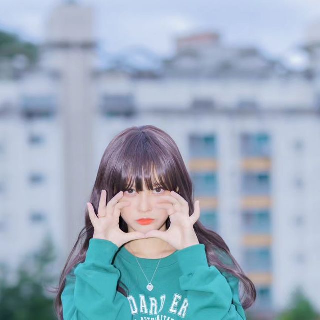 다정 on Instagram: "#광고 #스탠다드에러 힛 딥그린 예쁘니까 한 번 더🥹💚 남녀 공용으로 나왔구 옷의 변형을 최소화하기 위해 텐터/덤블 워싱한 세미 오버핏 맨투맨👍✨️ 📣 '팬츠랑 셋업