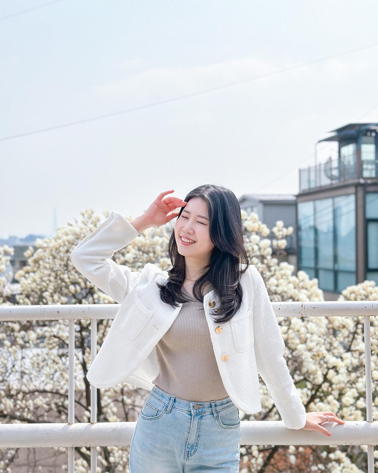 🌸
꽃사진으로 가득차는 계절이 왔어요
피드와 스토리에 꽃들로 가득찰 예정 🤭

체형 컨설팅을 하다보면 
계절별 옷 구매에 대한 질문이 참 많다보니
가성비 좋은 옷을 몇가지 사무실에 구비해 둔답니다

그중 최근 컨설팅 고객님들에게 인기많은 봄 필수템 ‘트위드’
화이트, 블랙 기본 컬러만 가지고 있어도
정말 다양하게 활용할 수 있어서 봄에 많이 추천드리고 있어요
(사진에 입고있는 그 트위드 맞아요😉)

꽃이 떨어지기 전, 날이 더워지기 전
각자 체형에 맞는 예쁜 옷 입고 나들이 가시면 어떨까요

#솔이미지#바디피규어#체형진단#체형컨설팅#스타일링클래스
#트위드#봄코디#봄패션#벚꽃명소#목련명소#봄나들이