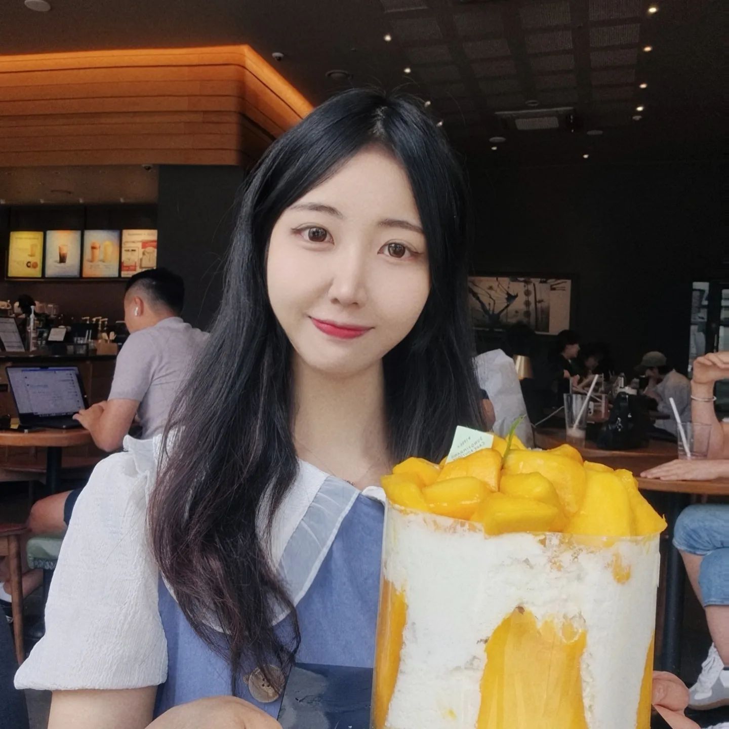 성심당 망고시루 먹고싶어서 대전 간 사람이 있다~?
근데... 갈만해요 가세요!!!!(진지)

1편은 성심당 케익부띠끄점으로 시작합니다!
2편은 성심당 본점

⭐️웨이팅
우선! 평일 오전 10시30분 기준 웨이팅 1시간입니다!
긍데 이 웨이팅이.. 입장까지 1시간이고 망고시루를 결제하고 왼쪽대기선에서 받기까지 또 웨이팅이 걸리는데 이게 한 15분정도 걸려요!! 열차시간 참고하시구

⭐️맛
그리고 맛은... 성심당 우유크림 진짜 어... 진짜 나 우유다!!!!!!!!!!!!!! 하고 존재감 뿜뿜하는 맛이예요!! 🩷단맛보다 고소한 맛이 더 강한!!🩷 제가 지금까지 뽑은 최고 우유크림은 달인에 나온 문래 셰프조 딸기케익 우유크림이였는데 거기랑 비등할 정도로 진짜 맛있거든요 근데 크림을 아낌없이 발라줘요 꼭드세요 망고시루!💛💛💛💛💛💛💛💛💛💛

사진은 망고시루 먹었다고 자랑하는거같이 나왔는데 넘 뿌듯해서 표정을 못숨기겠네요ㅎ>_<

#성심당 #성심당케익부띠끄 #케익 #망고 #망고시루 #망고시루케이크 #망고케이크 #과일시루 #대전 #케이크추천 #케이크맛집 #웨이팅 #성심당웨이팅 #성심당평일웨이팅 #망고시루맛 #성심당후기