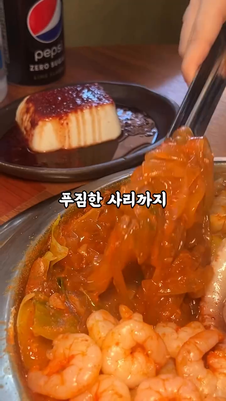낙지곱창새우 아낌없이 쏟아부은 낙곱새맛집
*광고

오동통한 새우에 곱 가득찬 곱창,
싱싱한 낙지를 냄비안에 가득가득
담아주시는 익선동 ‘달랭이’입니다!

깊게 우러난 국물에 각종 사리 추가하면
안주로도 해장으로도 만능이잖아요 ㅠㅠ

볶음밥까지 볶아버리면 낙곱새하나로
본전 제대로 뽑아가는거죠,, ദ്ദി*ˊᗜˋ*) 

사이드메뉴도 짱짱한데, 짜계치부터
뭉티기, 육회 등등 메인메뉴 급 퀄리티에요

피크타임 아닐때도 손님이 끊이지 않던데
역시 이유가 있더라구요 ಇ( ˵ᐛ ˵)ಇ 

🐙 종로 #달랭이
- 서울 종로구 돈화문로11나길 16 1층

_

#종로맛집 #종로3가맛집 #종로3가데이트
#익선동맛집 #익선동데이트 #익선동술집
#낙곱새맛집 #낙곱새 #을지로맛집