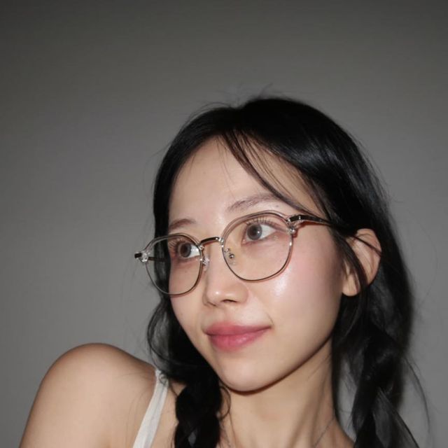  지연 on Instagram: "#협찬 @neoteria_planet ㄴr 드디어 어울리는 안경 찾았다! ✨⭐️ 이렇게 가볍고 편한 안경 처음이햐 …🤓 #네오테리아 #neoteria #안경추천 #선글라스추천"