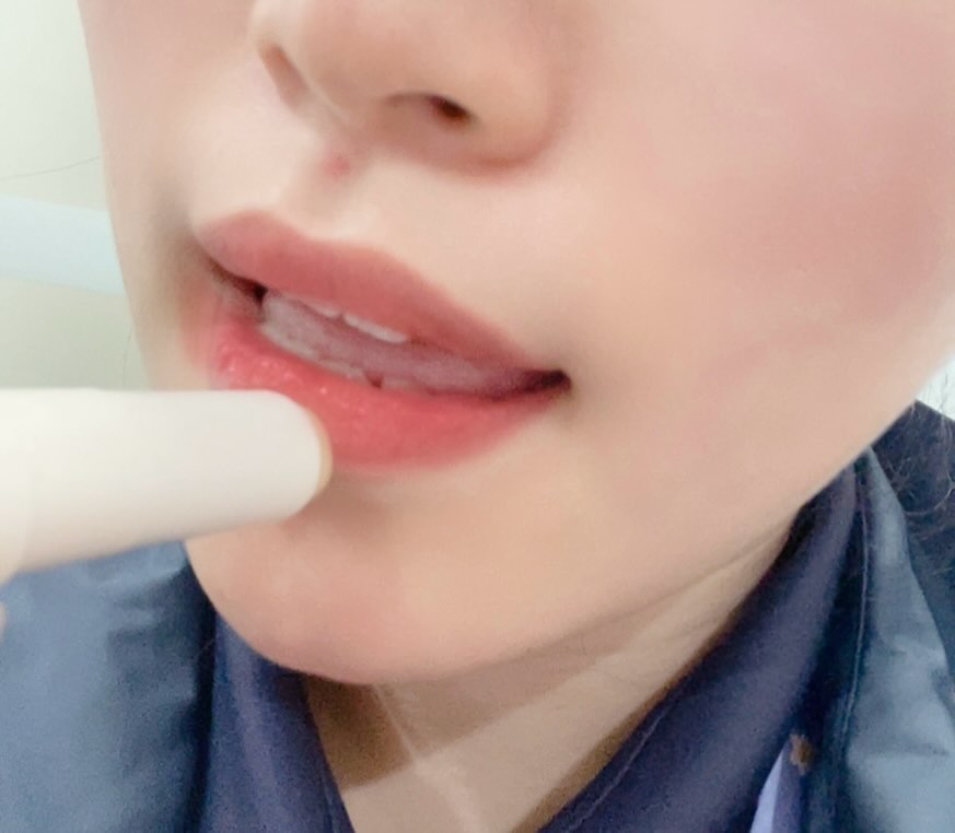 #제품협찬
겨울 ❄️ 입술에는,,,매마른,,,그래서 고민하다가 마침!!달바에서!!
건조하고 각질이 들뜬 겨울철,,내입술,,,메마른 입술 
풍부한 영양이랑 보습인 !!!립세럼 !!!
 입술을 촉촉하고 생기있게 가꿔주는 립 전용 세럼이라서 색조화장전에꼭 바르는 러니싱세럼립밤 ㅎ훗!!!안바르면,,,사막그잡채 ㅋㅋㅋ

가볍게 밀착되어 오랫동안 보습감 유지되면서 ㅎ
 수시로 덧바를 수 잇는 끈적이는거젼혀업구!!! 산뜻한 텍스쳐발림감도넘좋아용!!!
안심처방으로 바를수록 건강하게! 후훗 내입술지켜!!
이탈리아 브이라벨 비건 인증 완료 그리구 
독일 더마테스트 완료/국내 저자극 테스트 완료햇답니당!!!

#달바립밤 #립밤추천 dalba_piedmont