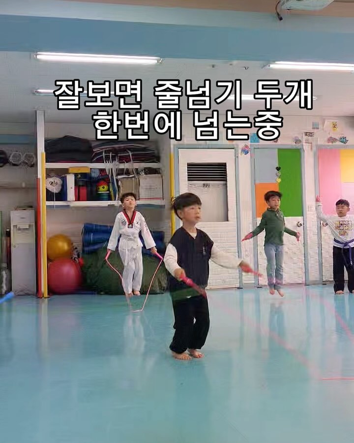 * 며칠전 학교에서 줄넘기 갖고오라고함..!
놀이터에서 만난 겸이 같은반 친구엄마가
아들이 줄넘기를 너무 못해서 걱정이라고🥹
울 아들은 잘하나~ 본적이 없어서 걱정+궁금하던차에
arahantkd 태권도에서 날아온 이번달 영상들 보고 깜놀😮
발차기도 1년전이랑 비교하면 완전 👍🏻🫶🏻
줄넘기 두줄로도 뛰고 뒤로도 뛰고 한발로도 뛰고
다른사람이랑 같이도 뛰고~
쌩쌩이빼고 다할줄 안다고 폭풍자랑😆
.
#8세줄넘기실력
#목동태권도장 #아라한태권도 작품