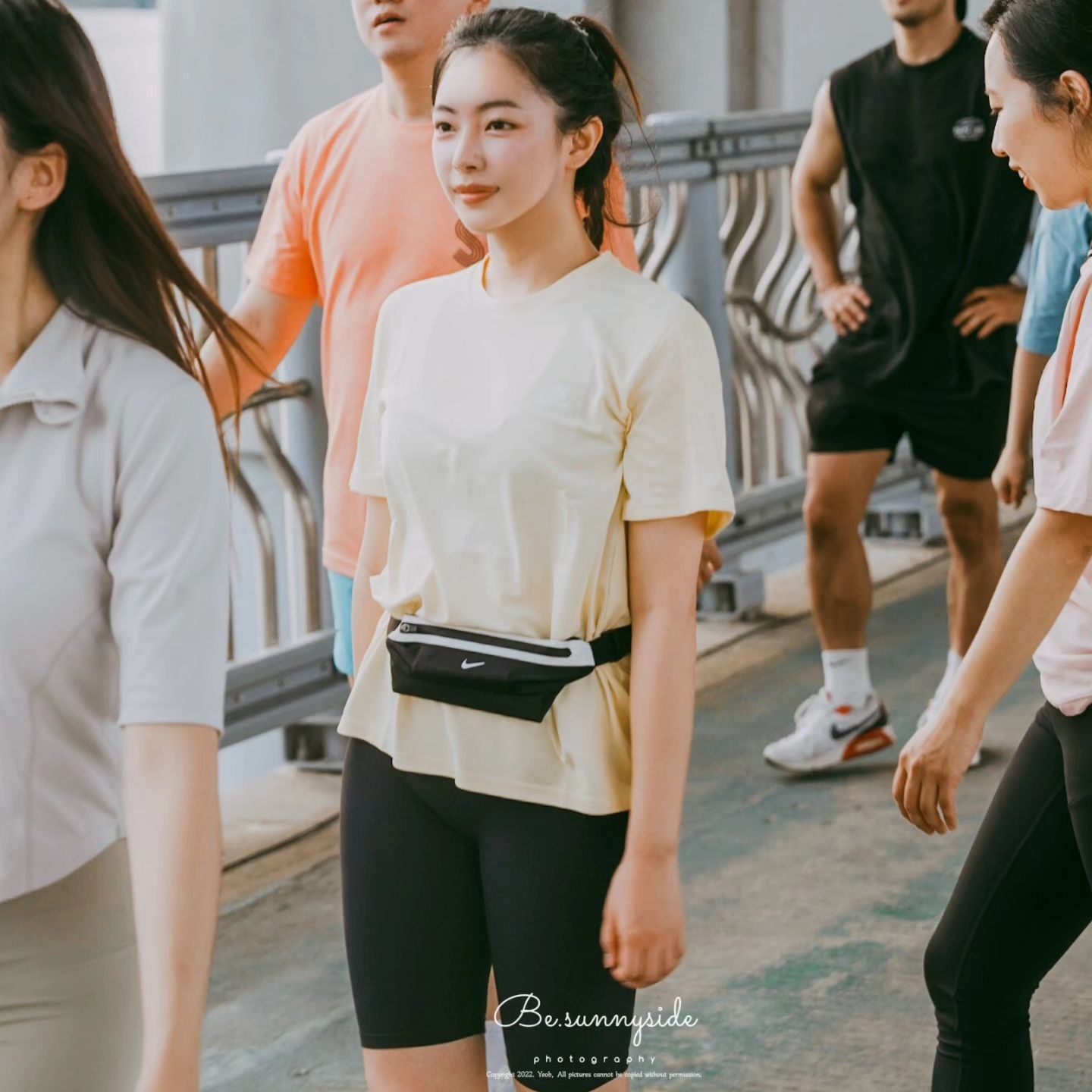 어렸을 때부터, 저는 운동과는 조금 멀어져 있었어요. 
한 번은 무심코 뛰어놀다가 연골이 찢어져 깁스를 해야 했죠. 
그 일로 학교에서 놀림 받았을 때, 마음이 많이 상했어요. 
그 후로, 활동적인 모습을 보여주는 게 겁나기 시작했습니다.
/
체육시간? 저에겐 참여하기 어려운 시간이었죠. 
피구나 달리기는 저와는 닿을 수 없는 꿈 같았어요. 
누군가의 놀림을 다시 받고 싶지 않았으니까요.
/
그럼에도 가슴 한 켠엔 항상 순수한 바람이 자리 잡고 있었어요. 
트램펄린 위에서 느끼는 자유, 체육 수업에서의 성취감... 
저도 그런 즐거움을 누리고 싶었지만, 
제 무릎이 그걸 허락하지 않았죠.
/
다이어트는 대부분 식이 조절로만 이루어졌어요. 
그러다 보니 건강이 나빠졌고, 
결국 운동을 시작하게 되었습니다.
PT, 복싱, 밤마다의 달리기... 
처음엔 어려웠지만, 이제는 점점 나아지고 있어요. 
달릴 때마다 느끼는 즐거움은, 
제가 오랫동안 잊고 있던 것이었어요.
/
제가 만드는 제품들은 이런 제 이야기와 감정을 담고 있어요.
불편함이 있을 때, 그 안에서 찾아낸 
작은 즐거움과 희망을 나누고 싶어요. 
달리기가 제 무릎에 멈춤이 아니라, 
새로운 시작이 되길 바라면서요.

📷 photo by
be.sunnyside 
forget_me_not_91
exercise_f4j