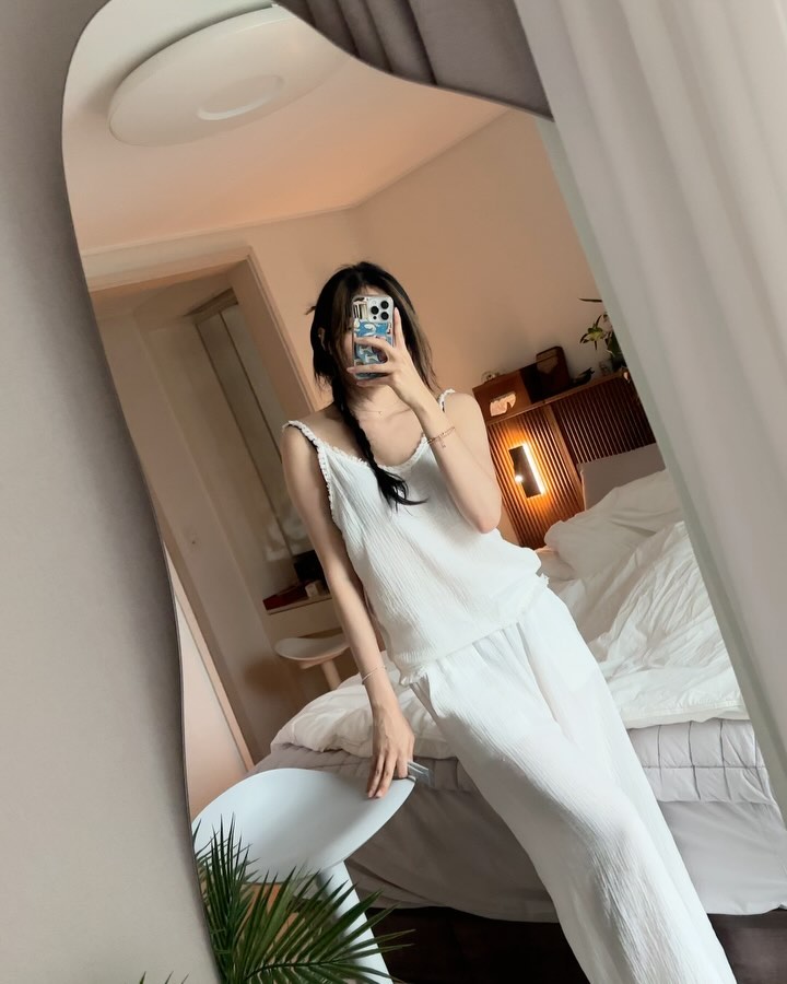 굿밤 준비 완료인가요🌙

운동하고 와서 저는 잘 준비이🤗
오늘 핫체 잘된 것 같아 기분 좋음 🥹

with. 이너파인 릴렉스나인 

바쁜 현대사회인에게
빠질 수 없는 스트레스..! 🫠

제가 운동하는 이유도
스트레스 해소가 주목적인데 ㅎ 
오늘도 쌓인 스트레스 핫체로 뿌셔뿌셔 해찌만
아직 다 풀리지 않은 저에게 필요한🔥

잠 잘 때 중요한 수면 호르몬인 멜라토닌을
만들어 수면의 질을 높혀주는 마법가루 ㅎ 

이런 수면보조제가 있는 건
또 처음 알았네요😌

자기 전 우유에 간단히 타먹었는데
왜 이렇게 맛있죠..?
사실 무슨 맛일까 좀 반신반의했는데

자기 전 달달한 우유로
힐링하는 느낌이랄까 ㅎ

스트레스가 많다..
나는 바쁜 현대사회인이다..
하루 5시간을 자도
질 좋은 수면을 하고싶다

하시는 저 같은(?) 분들께
적극 추천드립니다 ㅎ 

그럼 오늘도 모두 수고하셨꼬
굿나잇이요😌🌙

#제품제공 #굿나잇🌙 #굿밤🌙 #숙면
#멜라토닌 #수면영양제 #스트레스영양제 #세인트존스워트
#릴렉스나잇 #이너파인 #테아닌 #가바
#마그네슘 #유지어터그램 #다이어터소통
