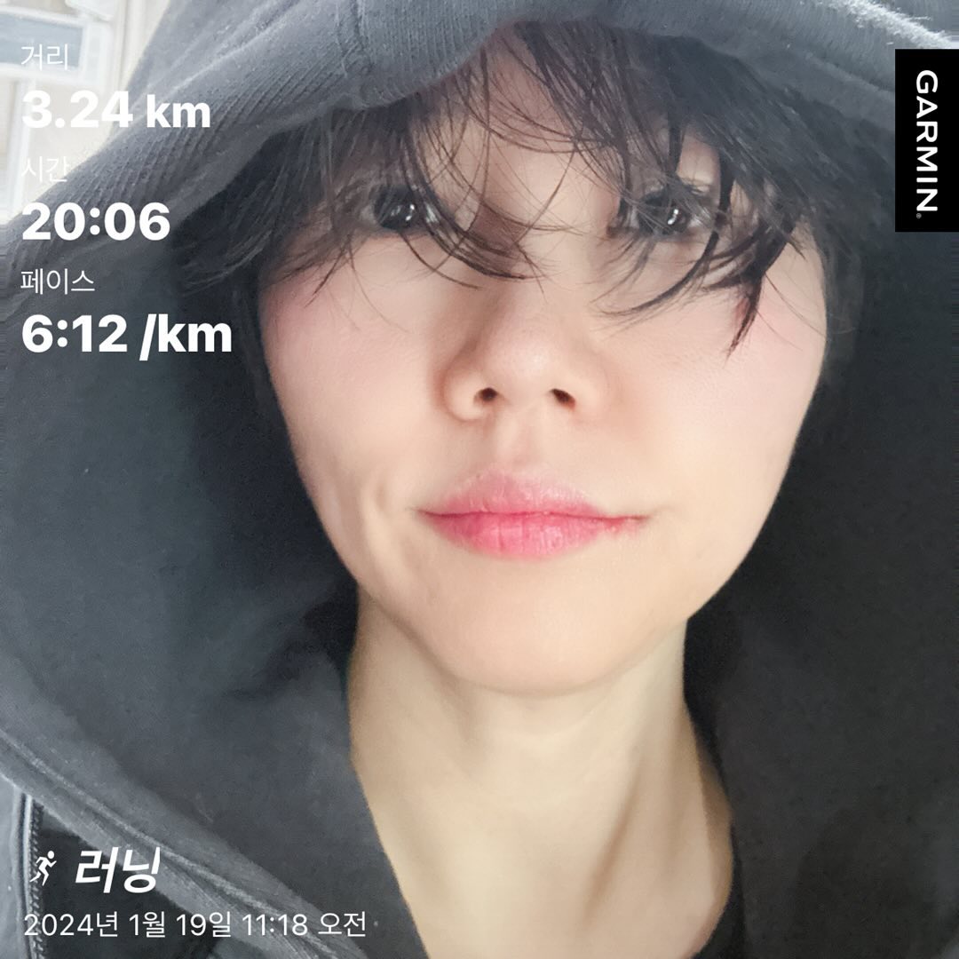 .
.
날이 흐려지기 전, 쨍한 해를 보며 달려볼까 싶어 공원으로 향했다.
이 시간대에 볼 수 있는 어르신들을 보자 반가운 마음이 들었다:)
3k가 유난히 힘들었던 오늘.
.
.
#오늘연차
#오전러닝
#콧물줄줄🤧 
#하늘예뻐라🩵
#형아니다🤣